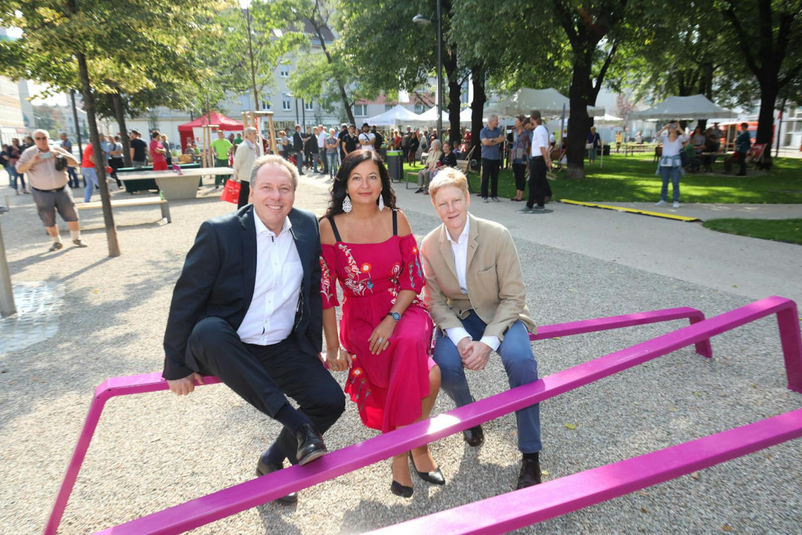 Ottakrings Bezirkschef Franz Prokop, Umweltstadträtin Ulli Sima (beide SPÖ) und Gemeinderätin Jennifer Kickert (Grüne) eröffneten den neuen Park am Johann-Nepomuk-Berger-Platz.