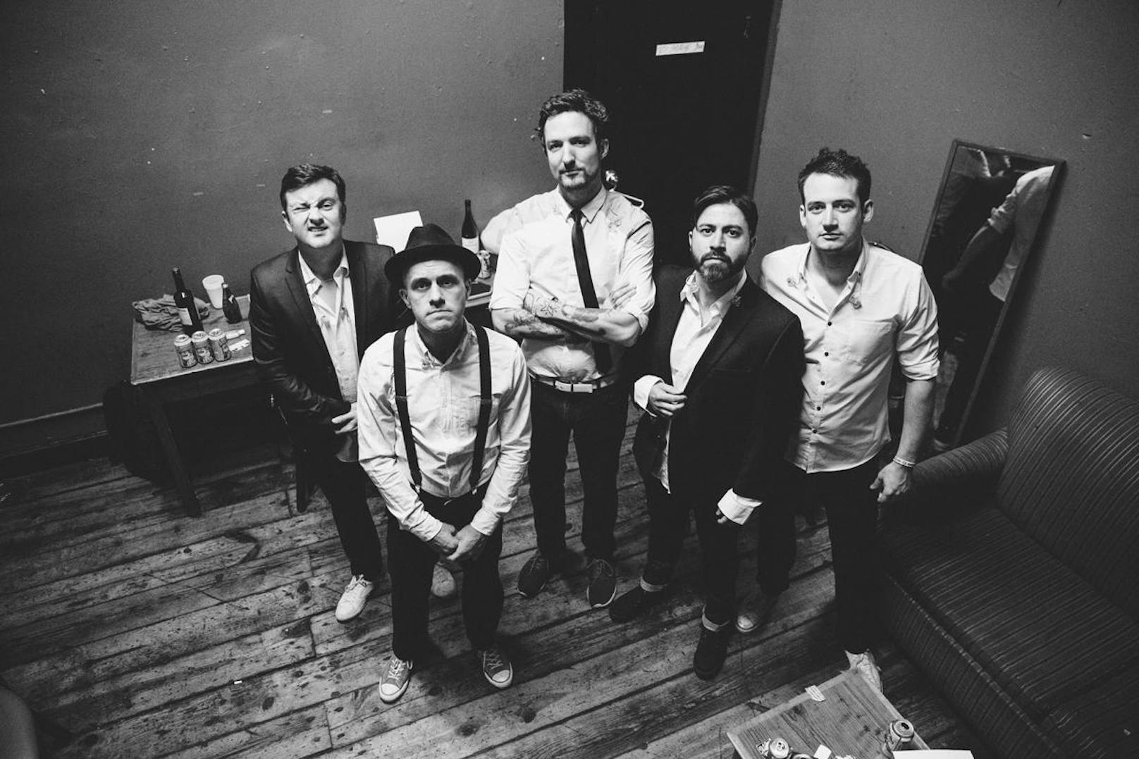 Frank Turner (Mitte) und seine Band The Sleeping Souls.