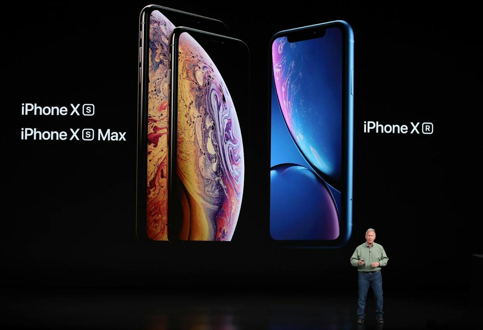 Zusätzlich wurde mit dem iPhone Xr der kleine Bruder des Xs vorgestellt. Die drei wichtigsten Unterschiede: Statt einem OLED-Display kommt ein LCD-Technik zum Einsatz, auf der Rückseite ...