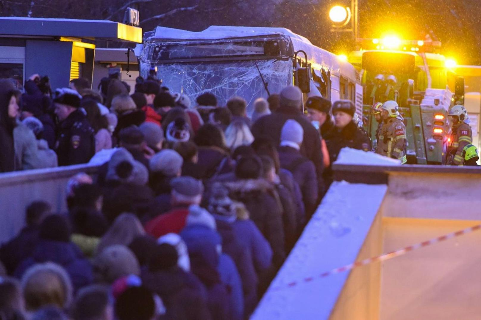Schweres Unglück am Christtag in Moskau: Ein Bus raste eine U-Bahn-Station hinunter und erfasste dabei mehrere Menschen