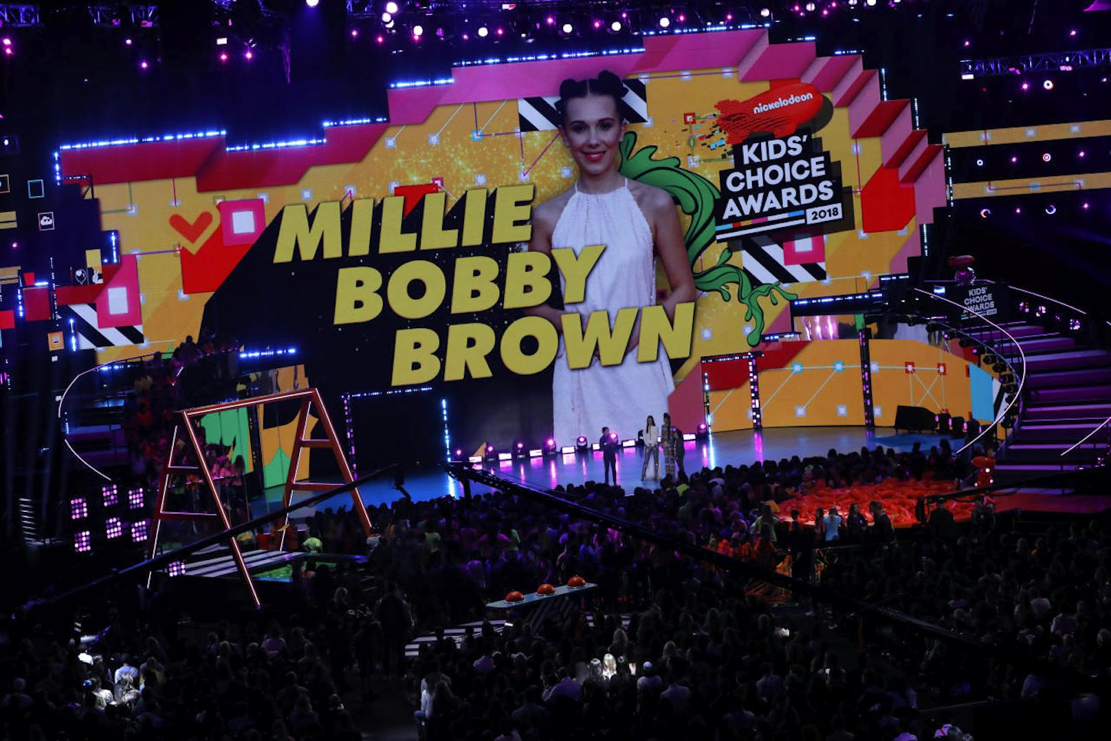 Millie Bobby Brown (li) bekam einen Award als "Favorite TV Actress" für "Stranger Things". Überreicht haben den Preis Hailee Steinfeld (Mitte) und Storm Reid