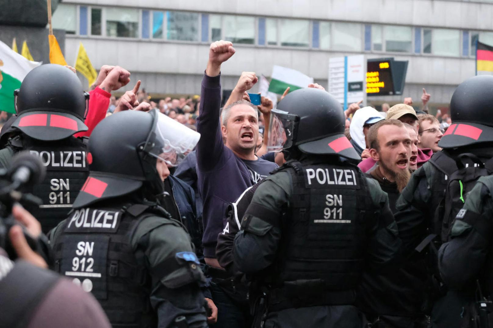 Rechtsextreme und Neonazis bei einer Kundgebung in Chemnitz am 27. August. Nach dem Tod eines jungen Mannes bei einer Messerstecherei waren Tausende Rechtsextreme und Neonazis in Chemnitz aufmarschiert. Es kam zu Auseinandersetzungen mit Gegendemonstranten und mindestens zehn Anzeigen wegen Wiederbetätigung durch Hitlergruß.