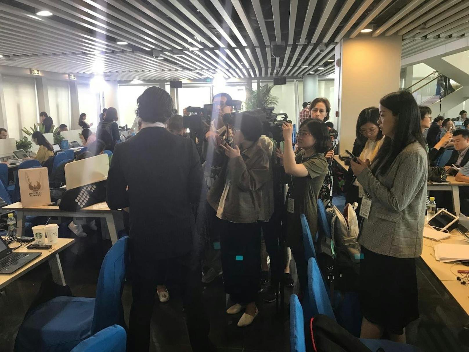Weil nur die wenigsten bei der Ansprache in den Saal durften, interviewten sich die Reporter der Not gehorchend im Pressezentrum gegenseitig.