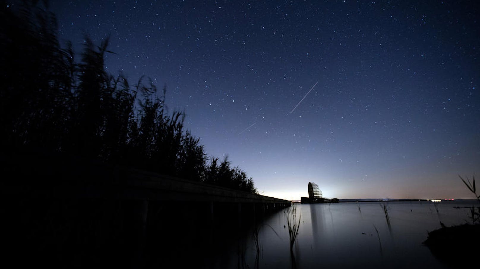 Bereits in den vergangenen Nächten konnten Sternfreunde mit etwas Glück einzelne Meteore des Schwarms am vorweihnachtlichen Firmament bewundern - falls denn einmal eine Wolkenlücke freien Blick zum Himmel gewährte.