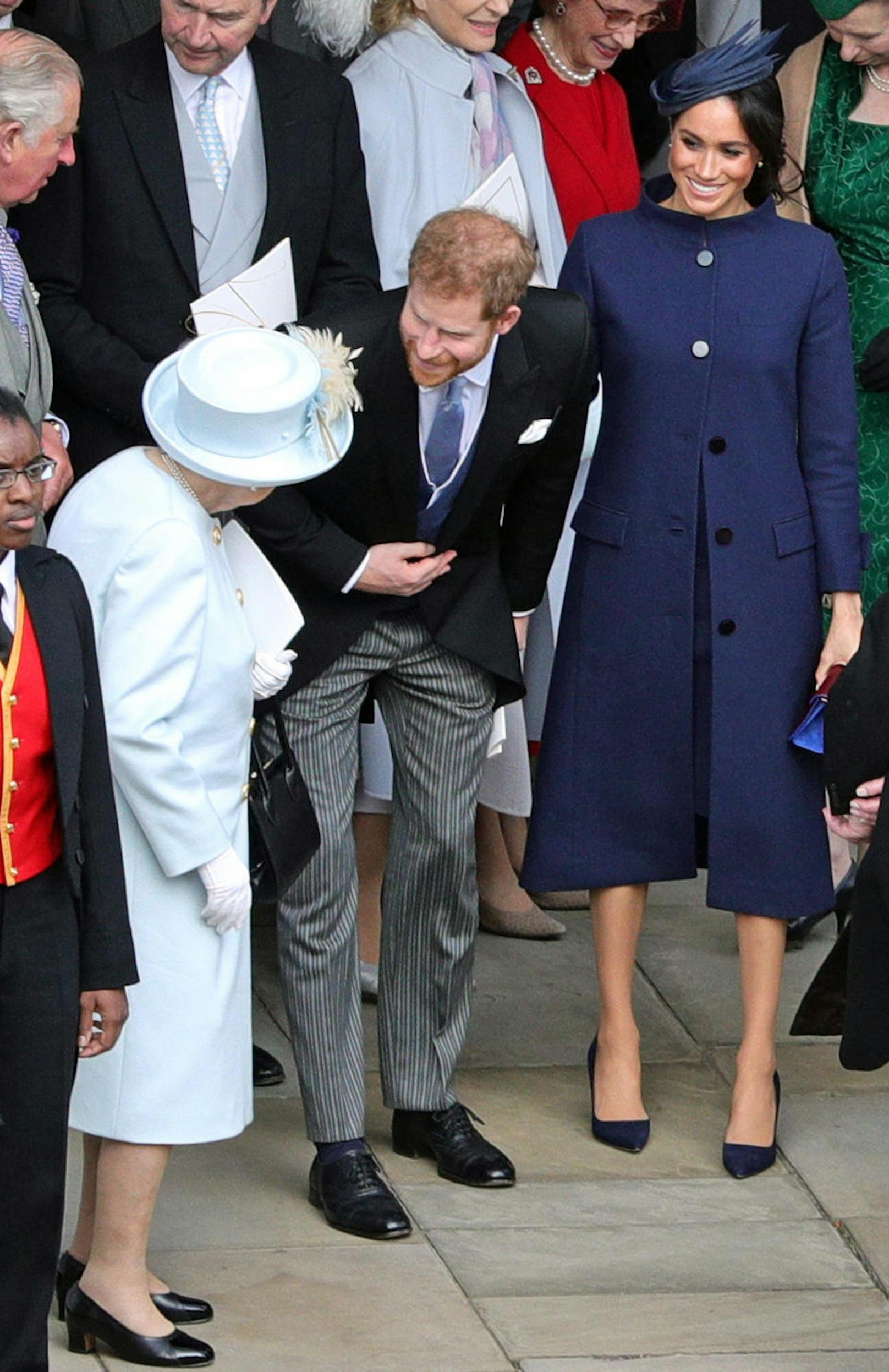 Eine ungewöhnliche Kleiderwahl für eine royale Hochzeit: Herzogin Meghan strahlte an der Seite von Prinz Harry in einem blauen Mantel aus dem Hause Givenchy.