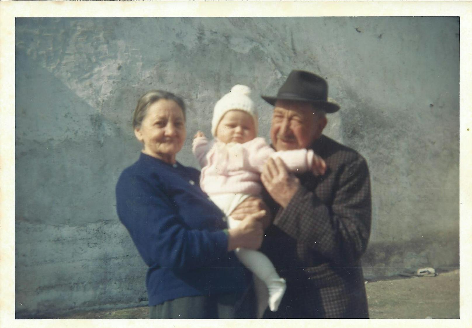 Anna und Martin Medwenitsch mit Enkelin Maria - vor 50 Jahren.