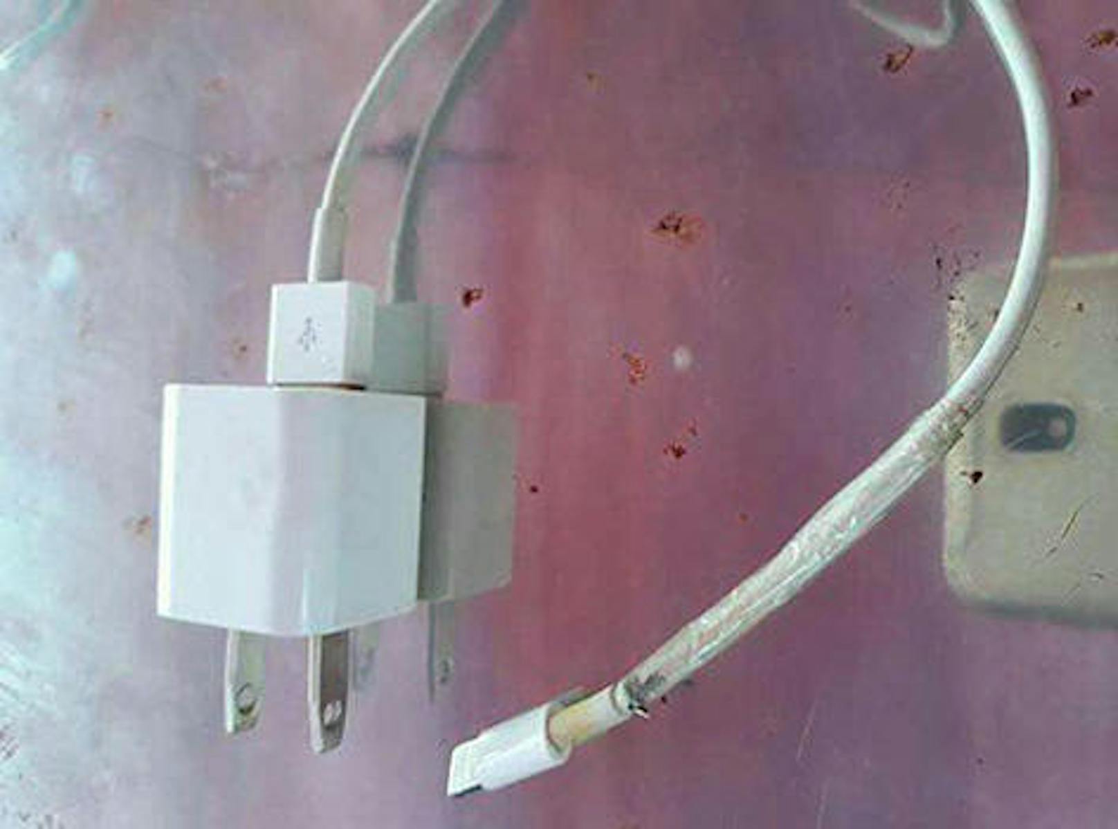 Dieses Kabel mitsamt dem Adapter löste den tödlichen Stromschlag aus. Die Beamten der Provinz Ha Tinh in Vietnam konnten nur noch den Tod des 14-jährigen Mädchens feststellen. Billige Ladeadapter sind lebensgefährlich. Sehen Sie auf den nachfolgenden Bildern, worauf man achten sollte.