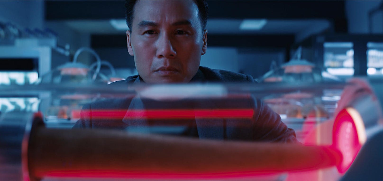 Dr. Wu (BD Wong) experimentiert an Dinosauriern. 