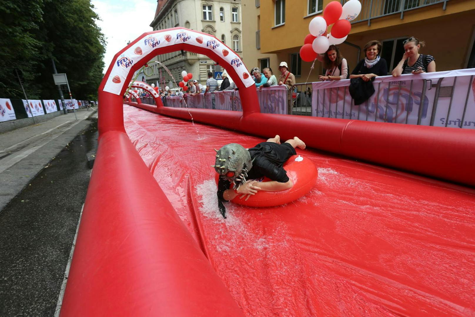 Besucher hatten Spaß auf der 300-Meter-Rutsche in Wien-Meidling. 