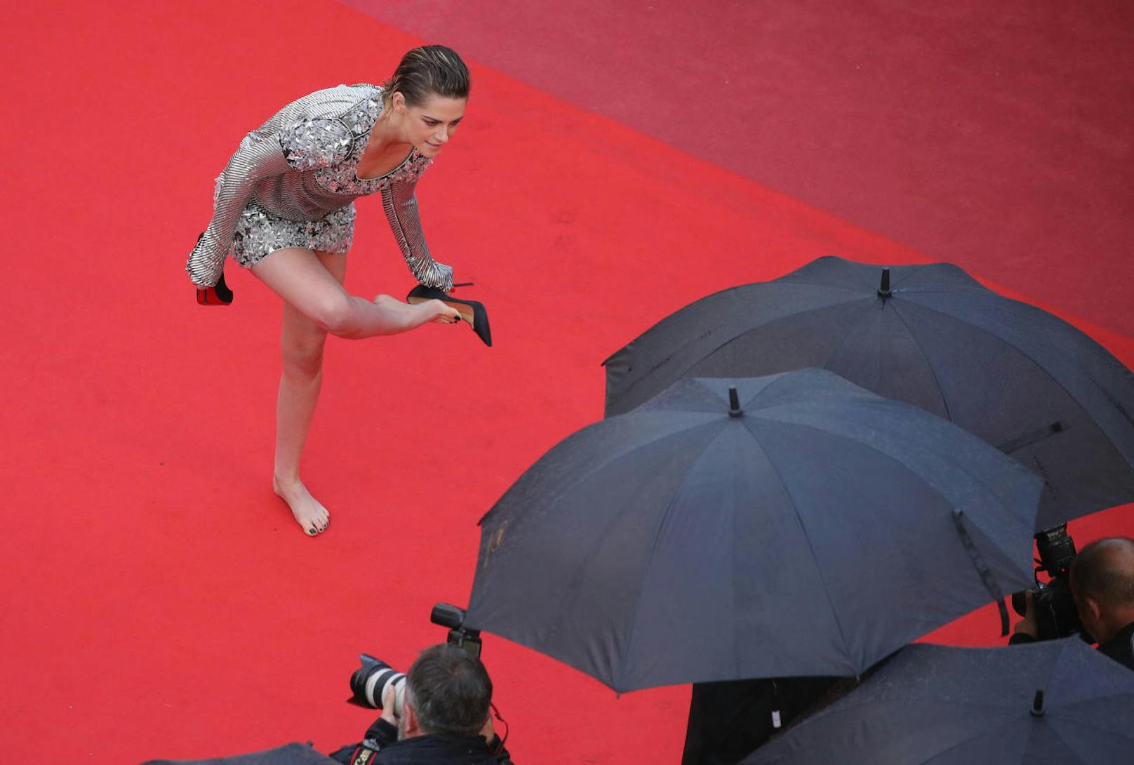 Kaum waren die wichtigsten Fotos geschossen, zog die 28-Jährige ihre Louboutin-High-Heels auch schon aus.