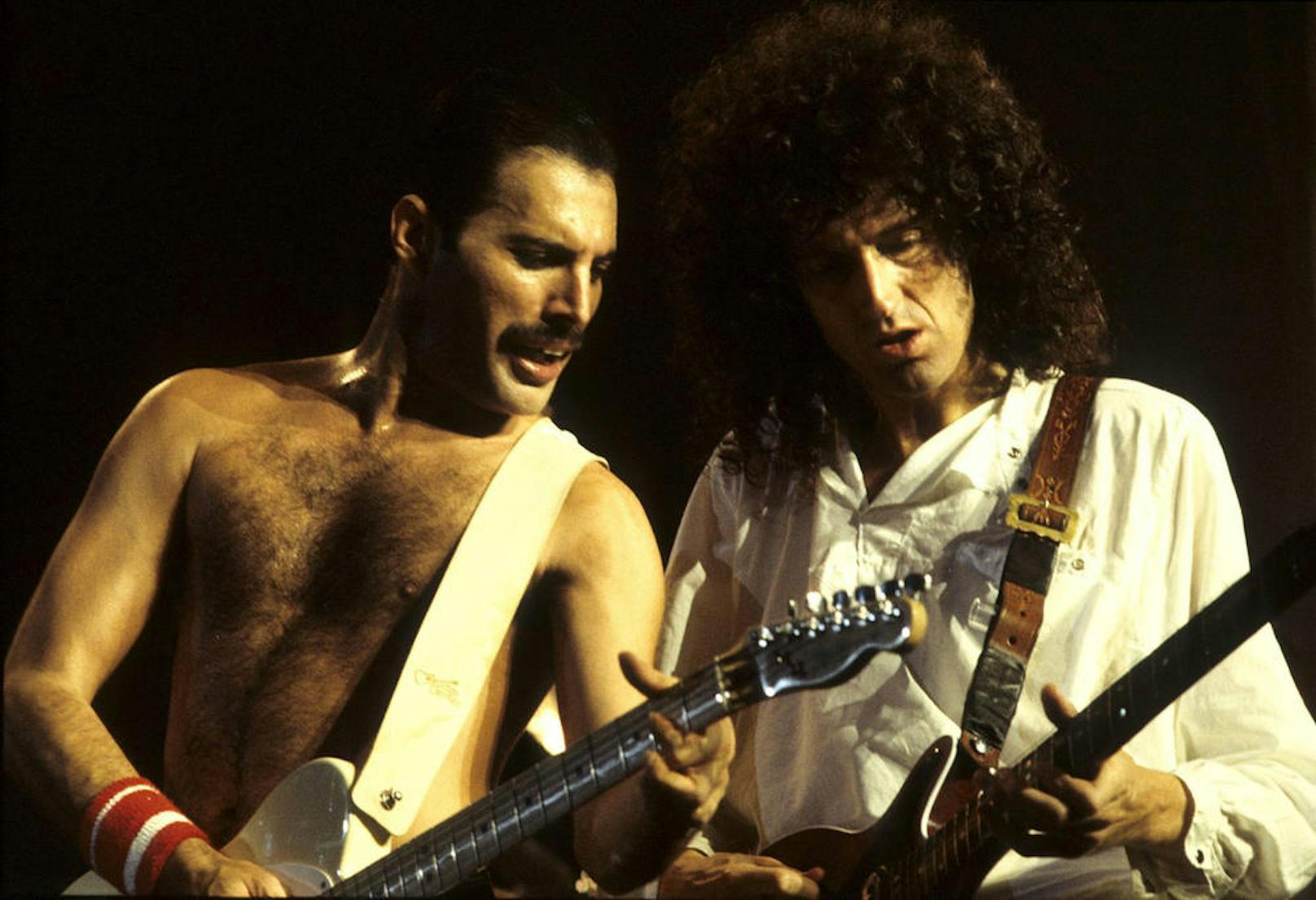 <strong>Freddie Mercury</strong> (li.) und <strong>Brian May</strong> schrieben mit "Queen" Musikgeschichte. Royal Mail ehrt die Truppe mit einem hochwertigen Briefmarken-Set.