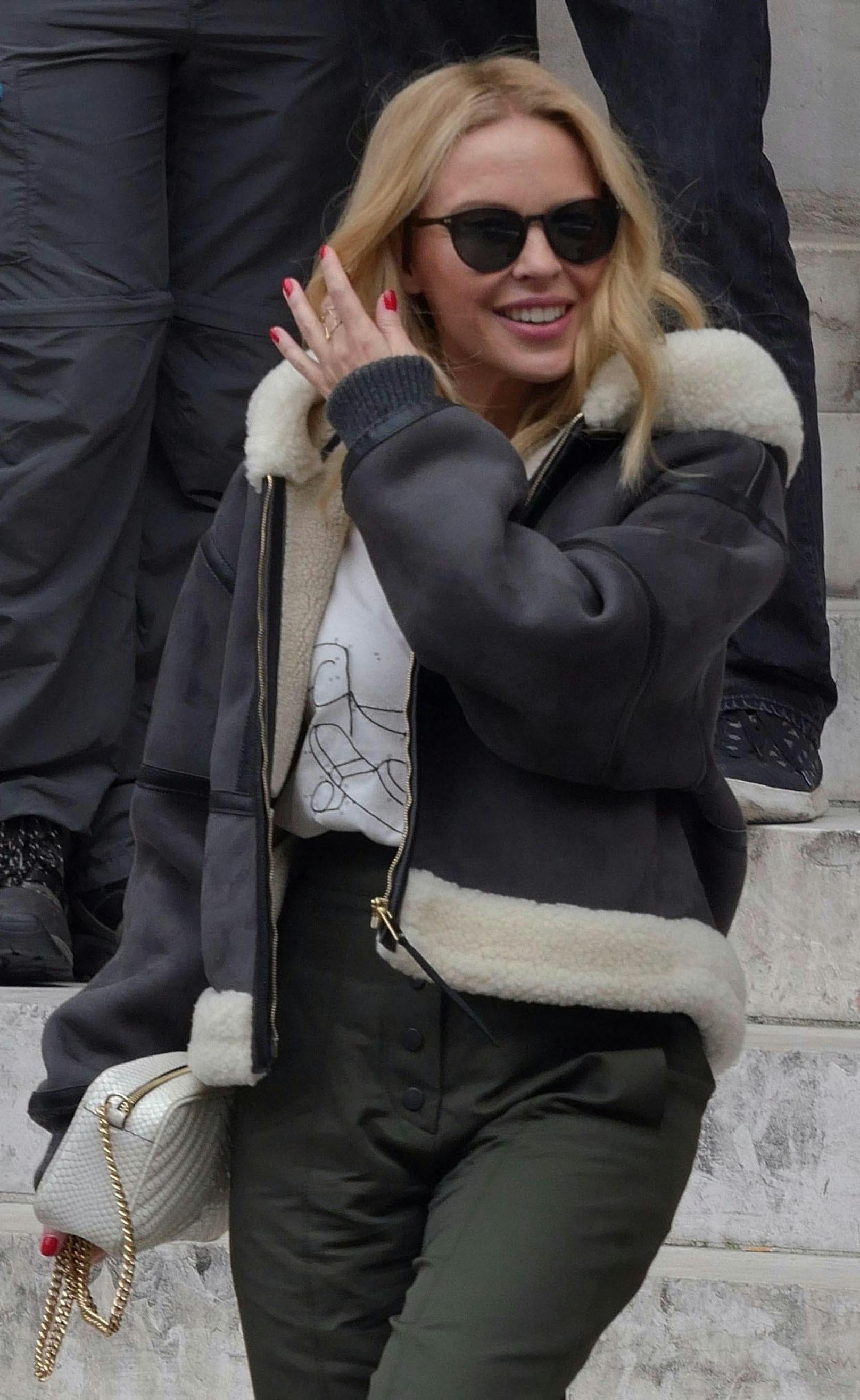 Kylie Minogue nutzte ihren Paris-Trip und ging nach der Stella McCartney Show ins Cafe