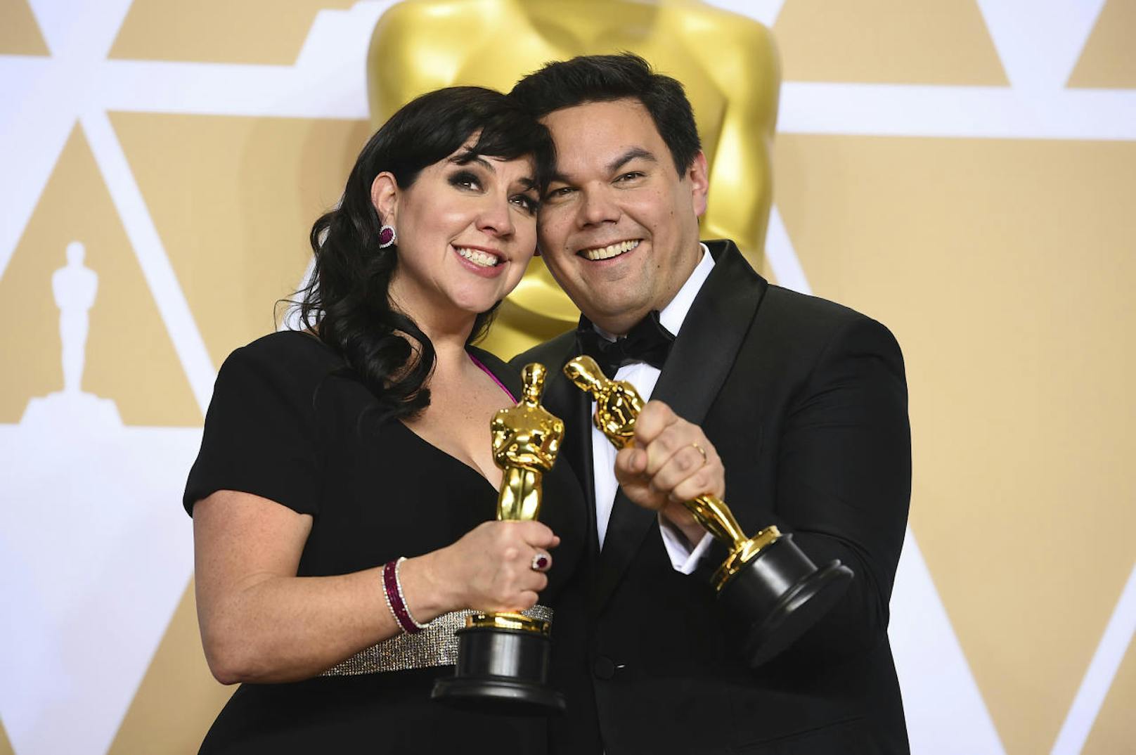 <b>Bestes Lied zu einem Film: </b>Kristen Anderson-Lopez (l.) und Robert Lopez erhalten den Oscar für <b>"Remember Me"</b> aus dem Disney-Streifen <b>"Coco"</b>, der schon den Oscar für den besten Animationsfilm abräumte.