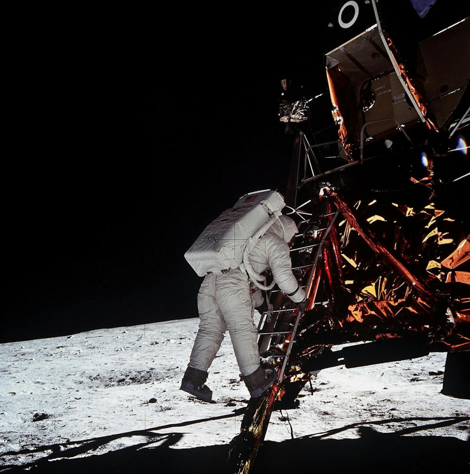 Buzz Aldrin beim Aussteigen aus der Mondfähre. Er war nach Neil Armstrong der zweite Mensch, der überhaupt Fuß auf unseren Erdtrabenten setzen konnte.