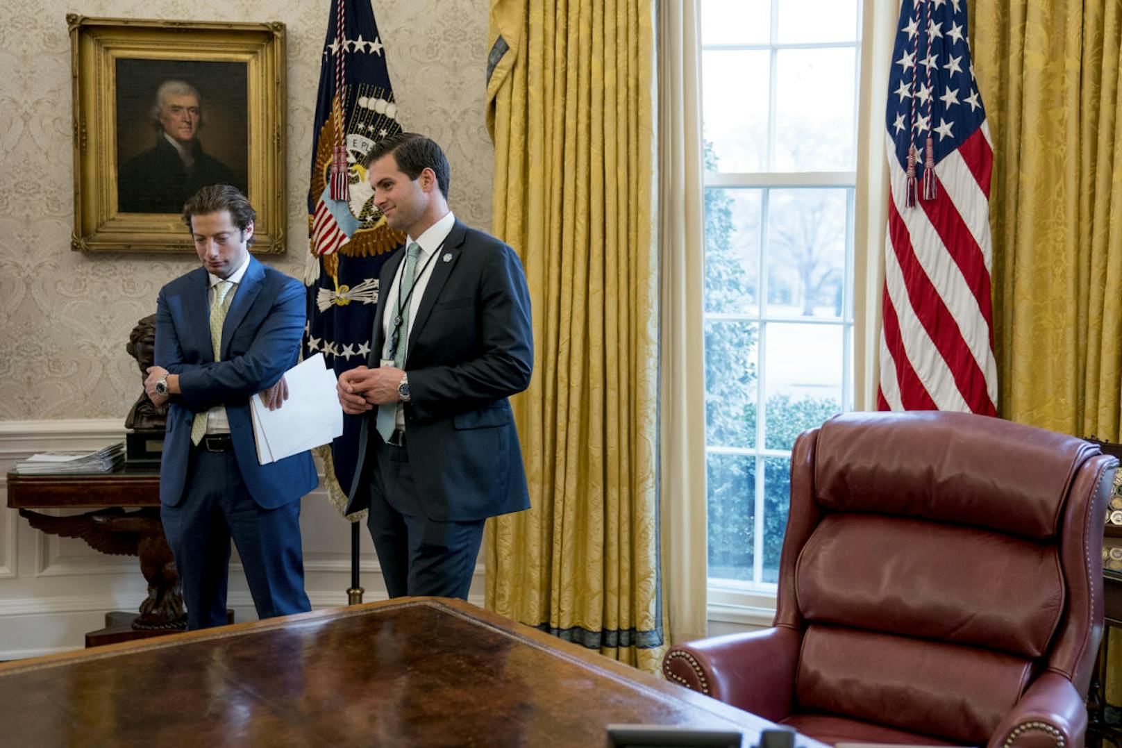 John McEntee (rechts), 12. März: Der persönliche Assistent Trumps wird fristlos entlassen.
