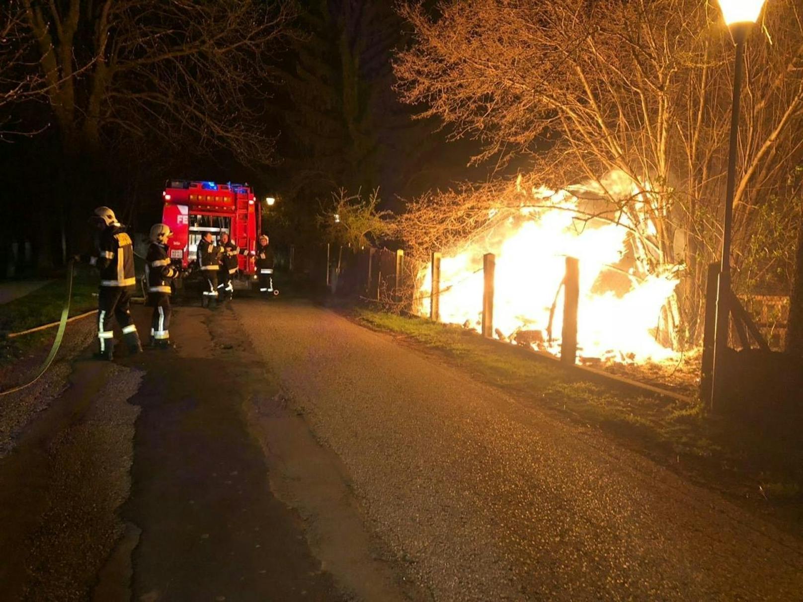 Ein Holzstoß in Ebenfurth stand in Flammen. 