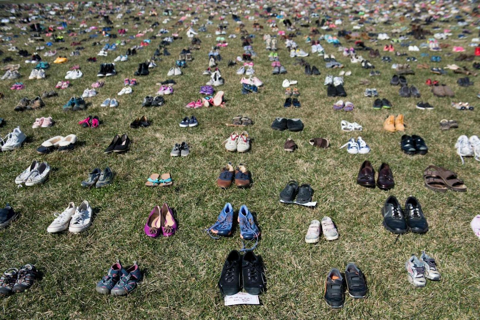 Aktivisten verteilten 7.000 Paar Schuhe vor dem Weißen Haus  in Washington, um gegen Waffengewalt an Schulen zu protestieren. 