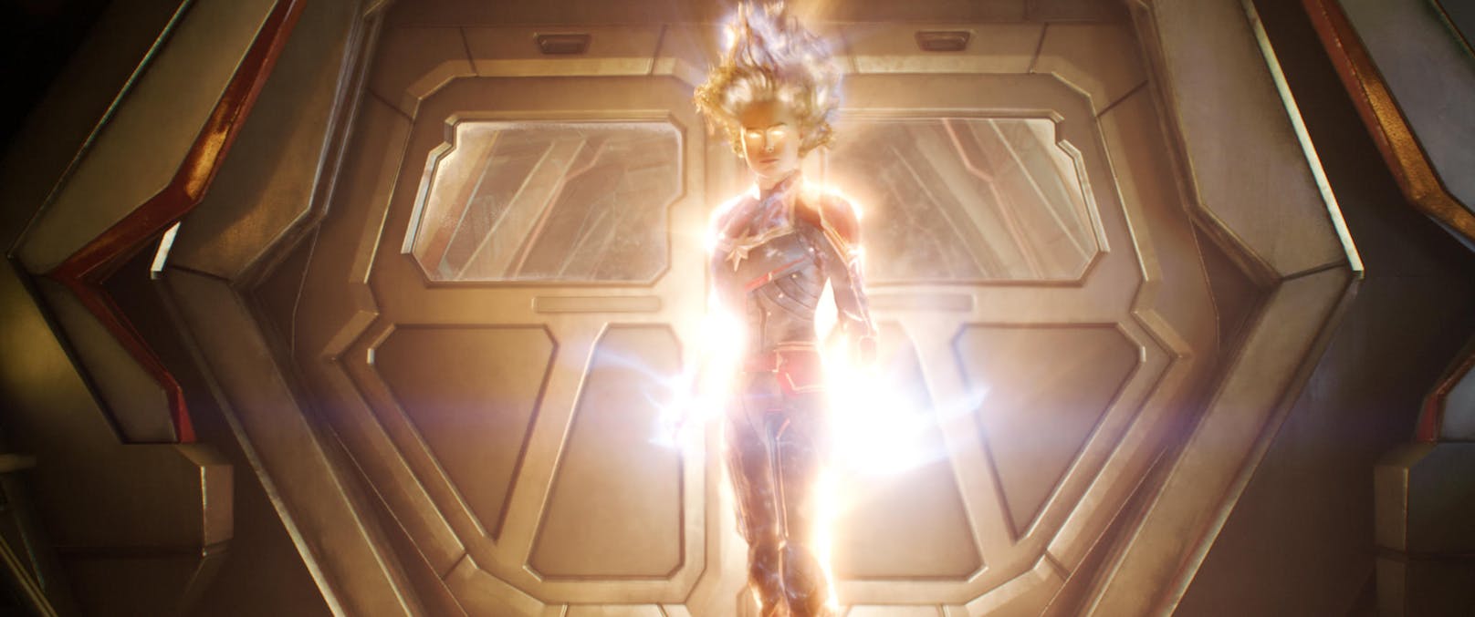 Captain Marvel (Brie Larson) strahlt, als sie das volle Potential ihrer Kräfte entdeckt. 