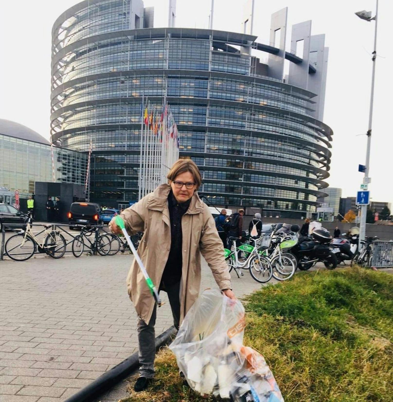 Insgesamt wurden 500 Liter Müll in weniger als 30 Minten vor dem Europaparlament gesammelt.