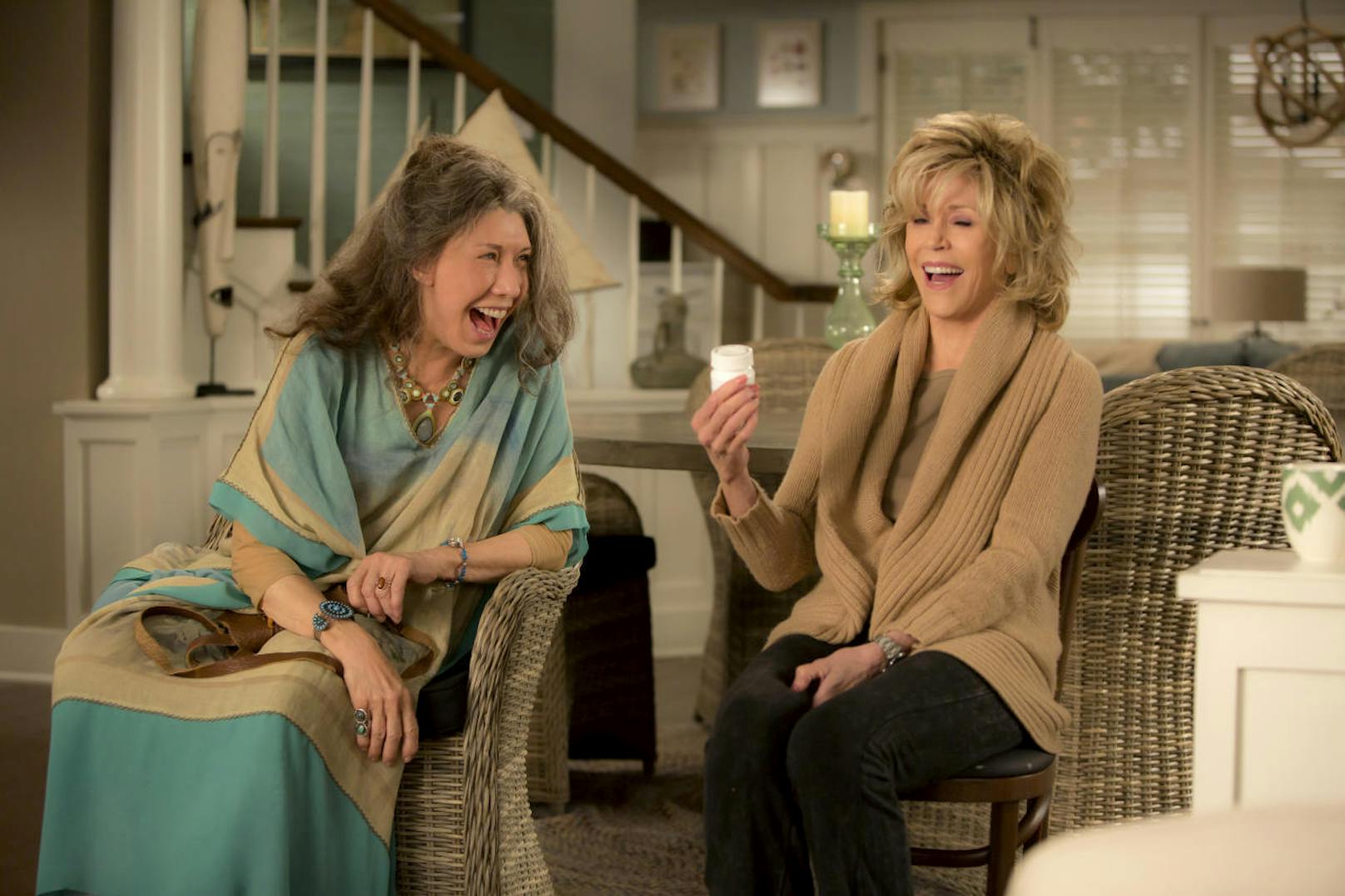 Grace (Jane Fonda) und Frankie (Lily Tomlin) wurden von ihren Männern verlassen, da sie ein schwules Pärchen sind. (Credits: Melissa Moseley)