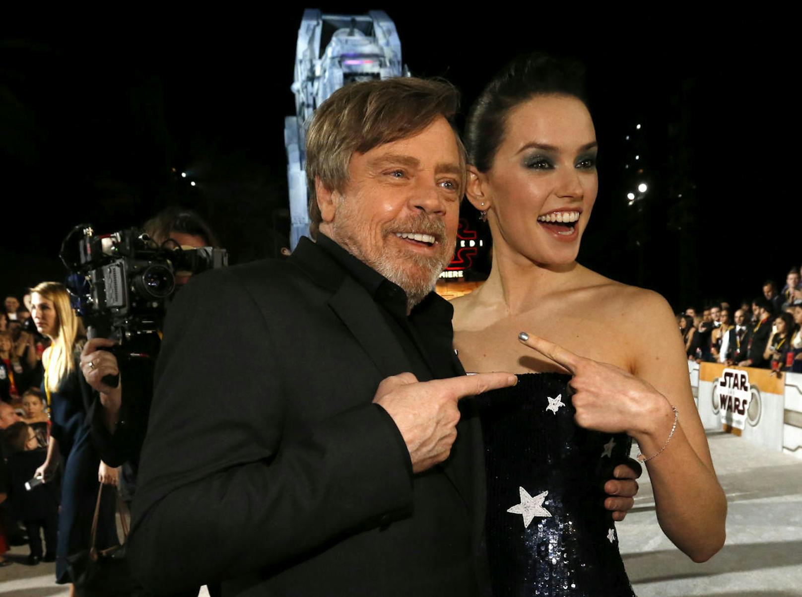 Mark Hamill und Daisy Ridley gutgelaunt bei der Star Wars-Filmpremiere