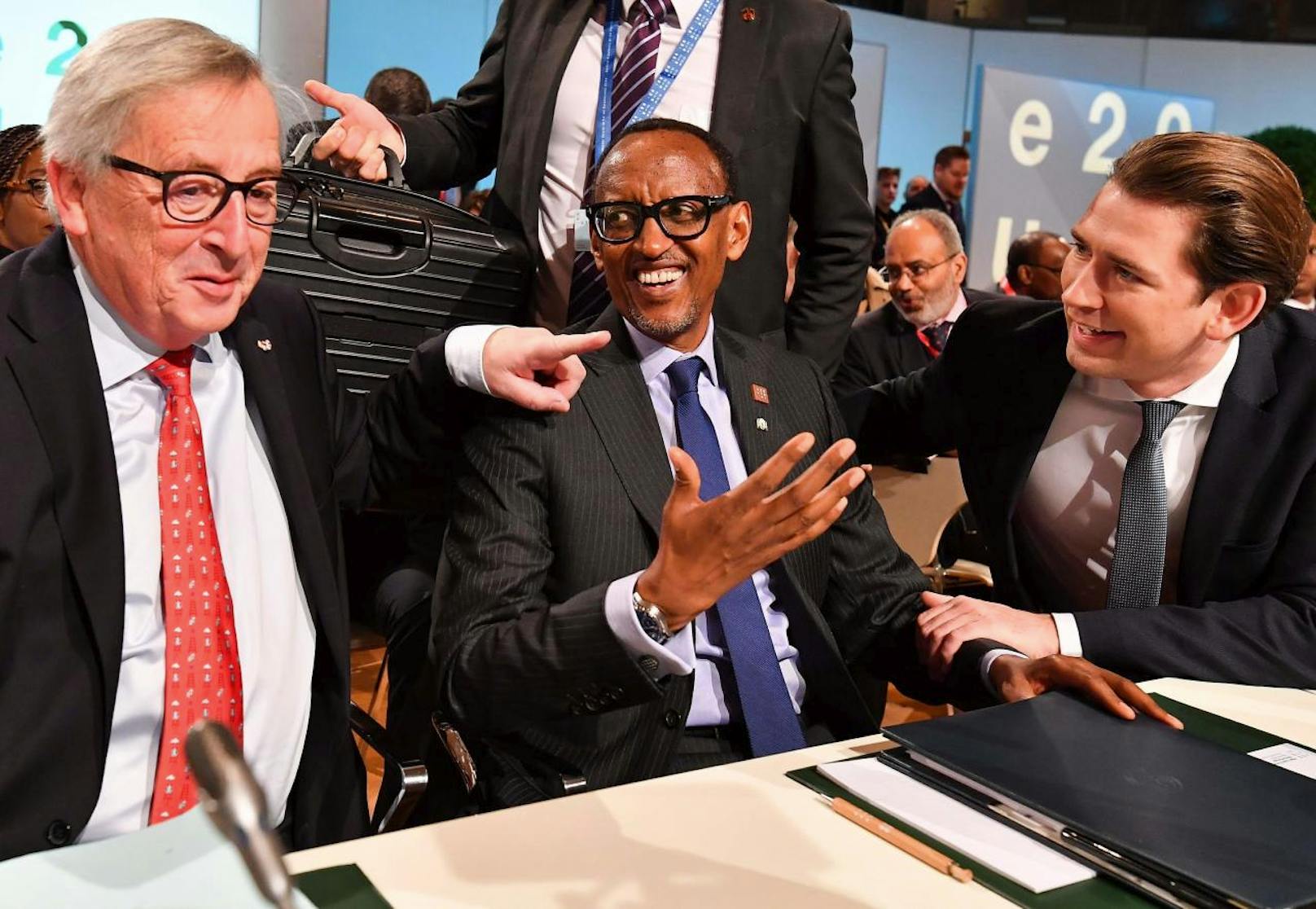 Juncker (l.) amikal mit Ruandas Präsident Paul Kagame und Bundeskanzler Sebastian Kurz.