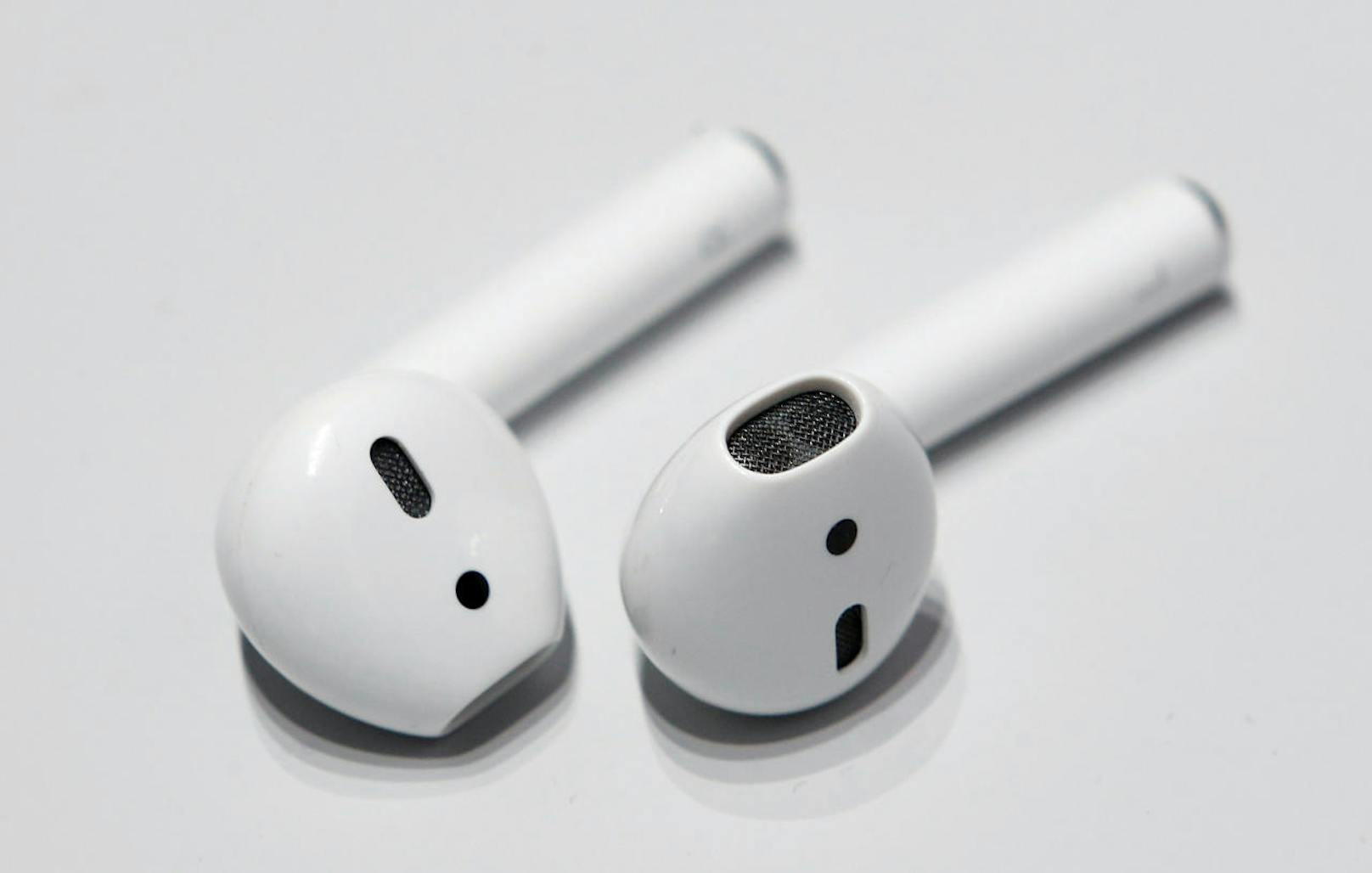 Die kabellosen Airpod-Kopfhörer verkaufen sich gut. Nun könnte Apple bereits an einem weiteren Modell arbeiten, wie Bloomberg.com berichtet. Der iPhone-Hersteller wolle spätestens bis Ende 2018 Over-Ear-Kopfhörer mit Geräuschunterdrückung präsentieren, heißt es in dem Bericht. Mit den Kopfhörern wolle Apple andere Hersteller wie Bose konkurrenzieren.