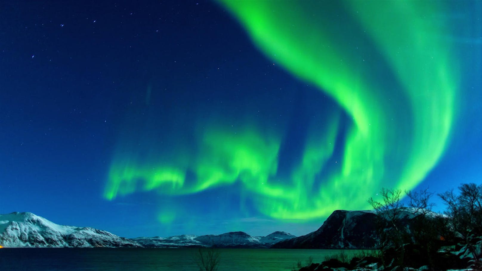 Auf offenem Feld unter freiem Sternenhimmel filmte der Aurora-Experte Kjetil Skogli im norwegischen Tromsø die beeindruckenden Nordlichter.