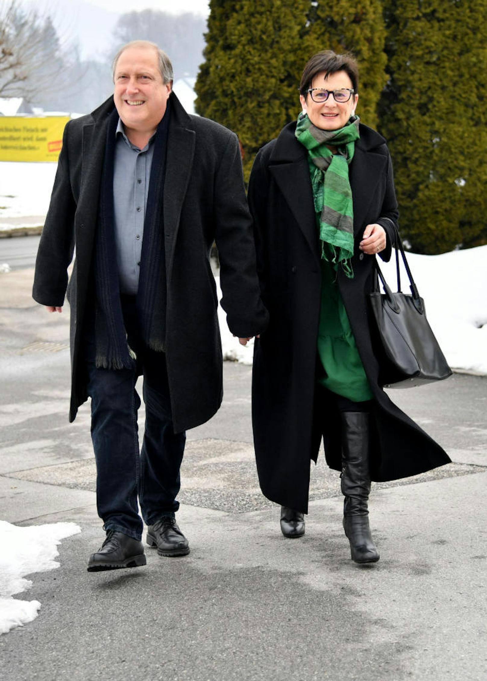 Grünen-Chef und Spitzenkandidat Rolf Holub mit seiner Frau Elvira vor seiner Stimmabgabe in Klagenfurt am Sonntag, 4. März 2018, anlässlich der Kärntner Landtagswahl.