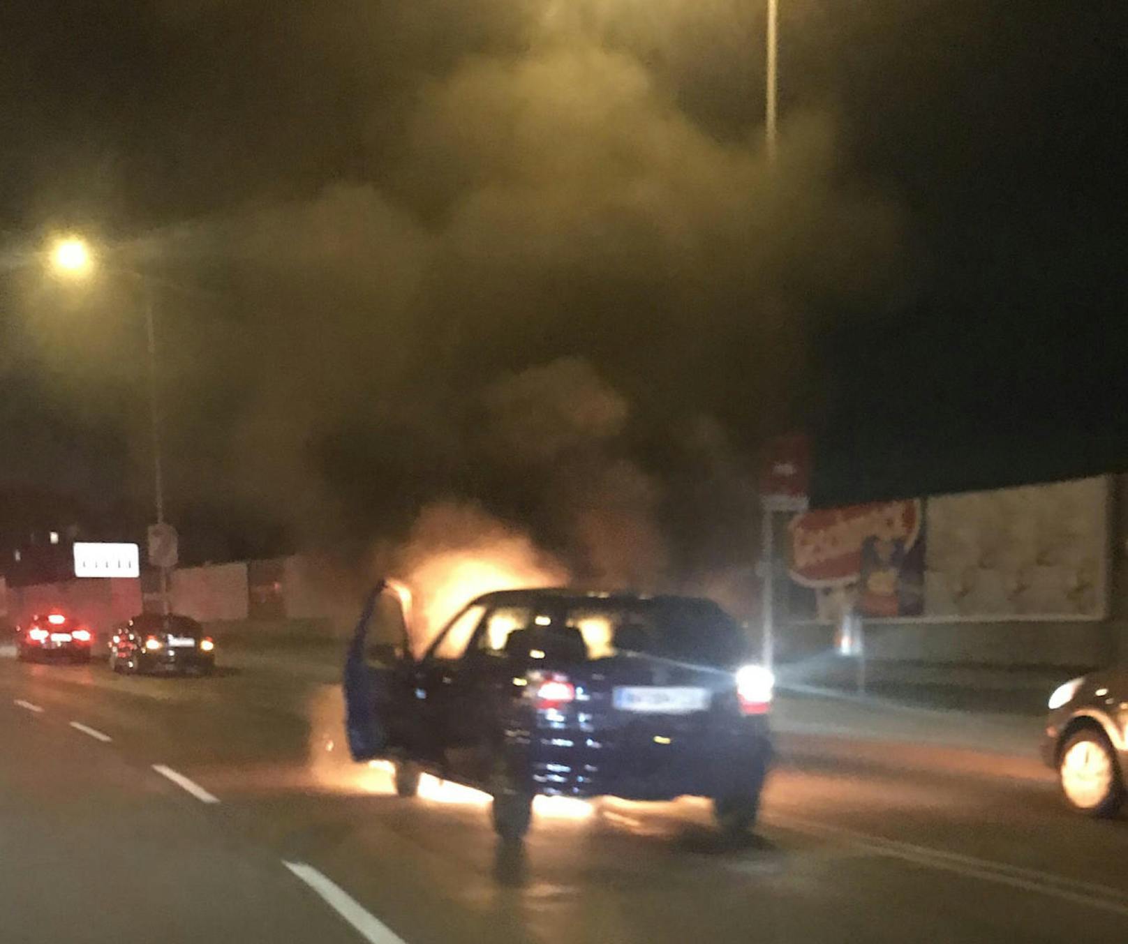 Am Donnerstagabend ging ein VW Polo plötzlich in Flammen auf. 