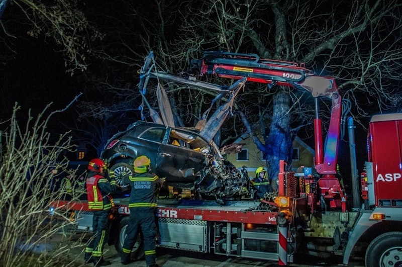 Der Fiat 500 überschlug sich mehrmals und kam schließlich völlig demoliert neben einem Baum zum Stehen.