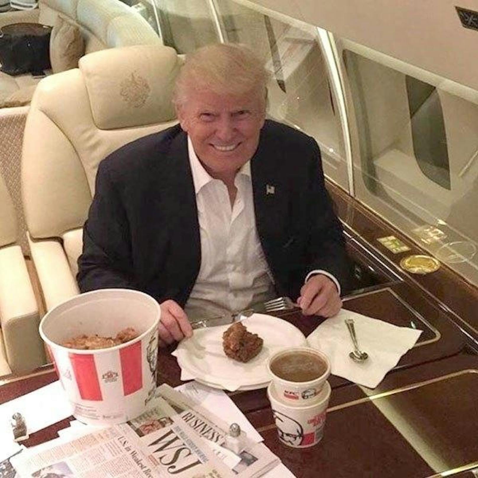 <b>Trump hat Angst vergiftet zu werden</b>

"Er hatte eine langjährige Angst davor, vergiftet zu werden, ein Grund, warum er gern bei McDonald's isst - niemand wusste, dass er kommen würde, und das Essen war bereits sicher zubereitet."
