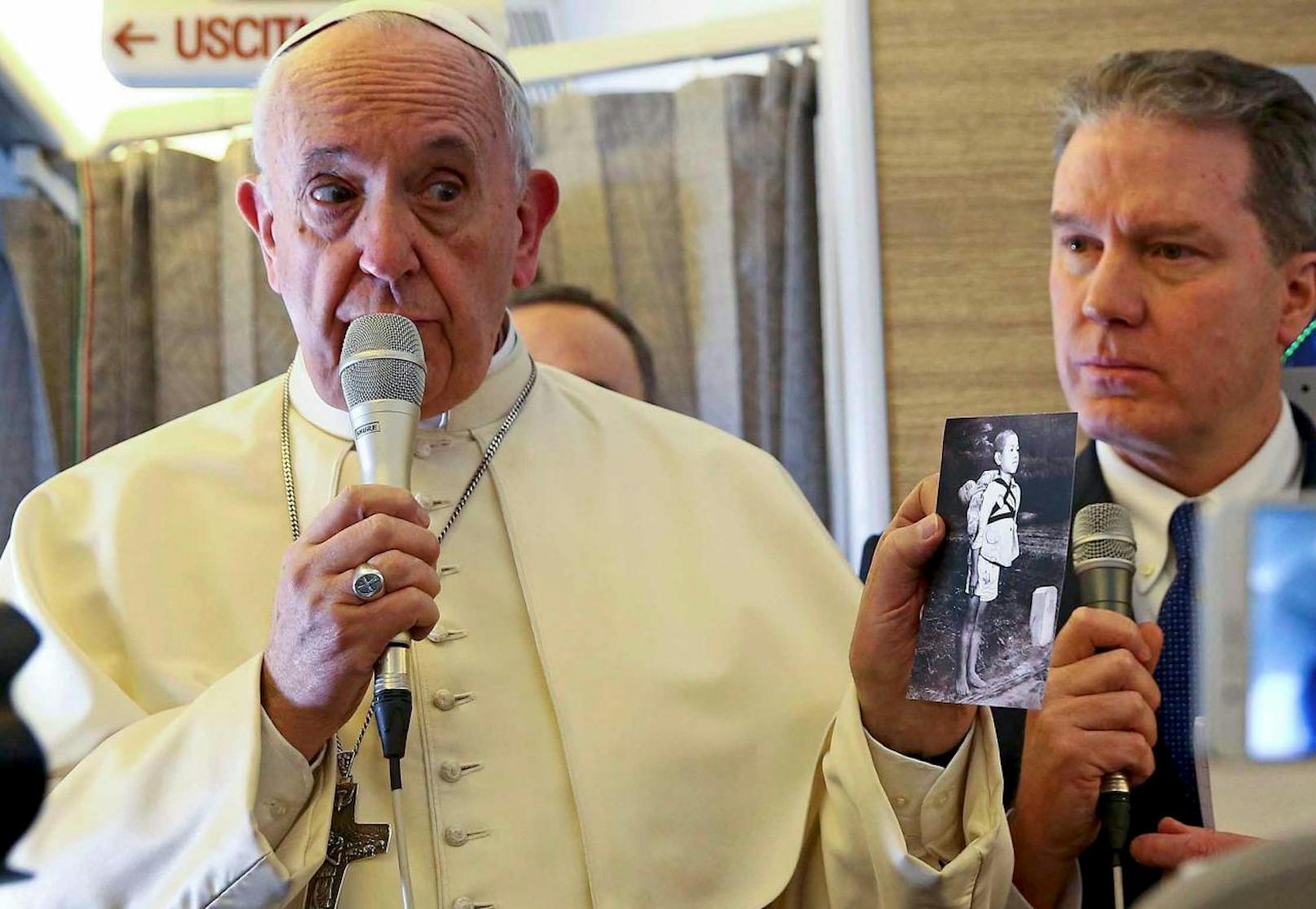 Papst Franziskus sprach während seines Fluges nach Chile wie so oft mit den mitreisenden Journalisten. Er zeigte auch das Schock-Foto, das er bereits zu Neujahr verschicken ließ.