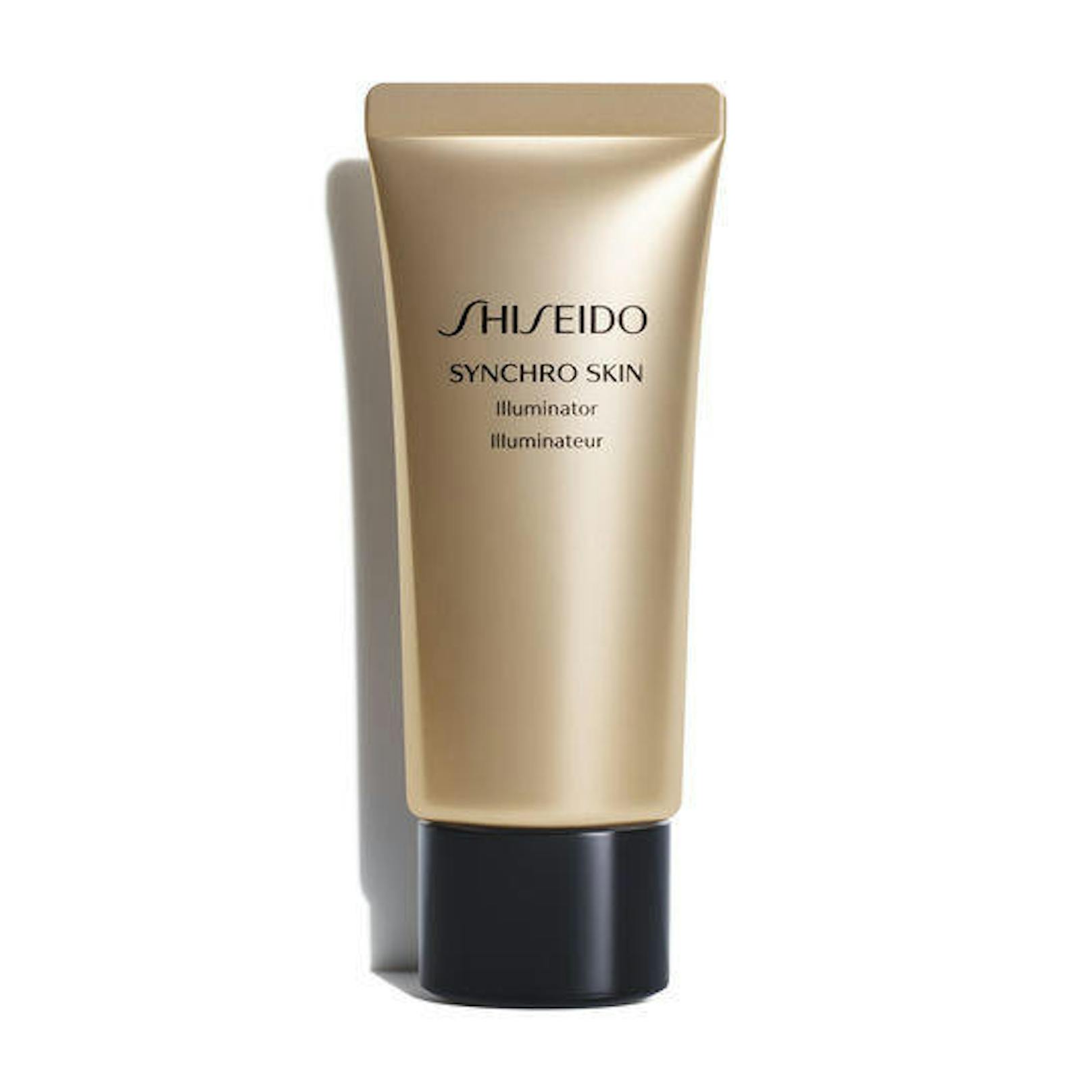 Für alle, die es dezent mögen und auf hochwertige Kosmetik wert legen: Shiseido hat mit dem "Synchro Skin Illuminator" einen wahren Glücksgriff gelandet. Die zarte Creme illuminiert die Haut optisch und kann gelayered werden. Das Produkt gibt es in zwei Farbnuancen. (Foto: Shiseido) 