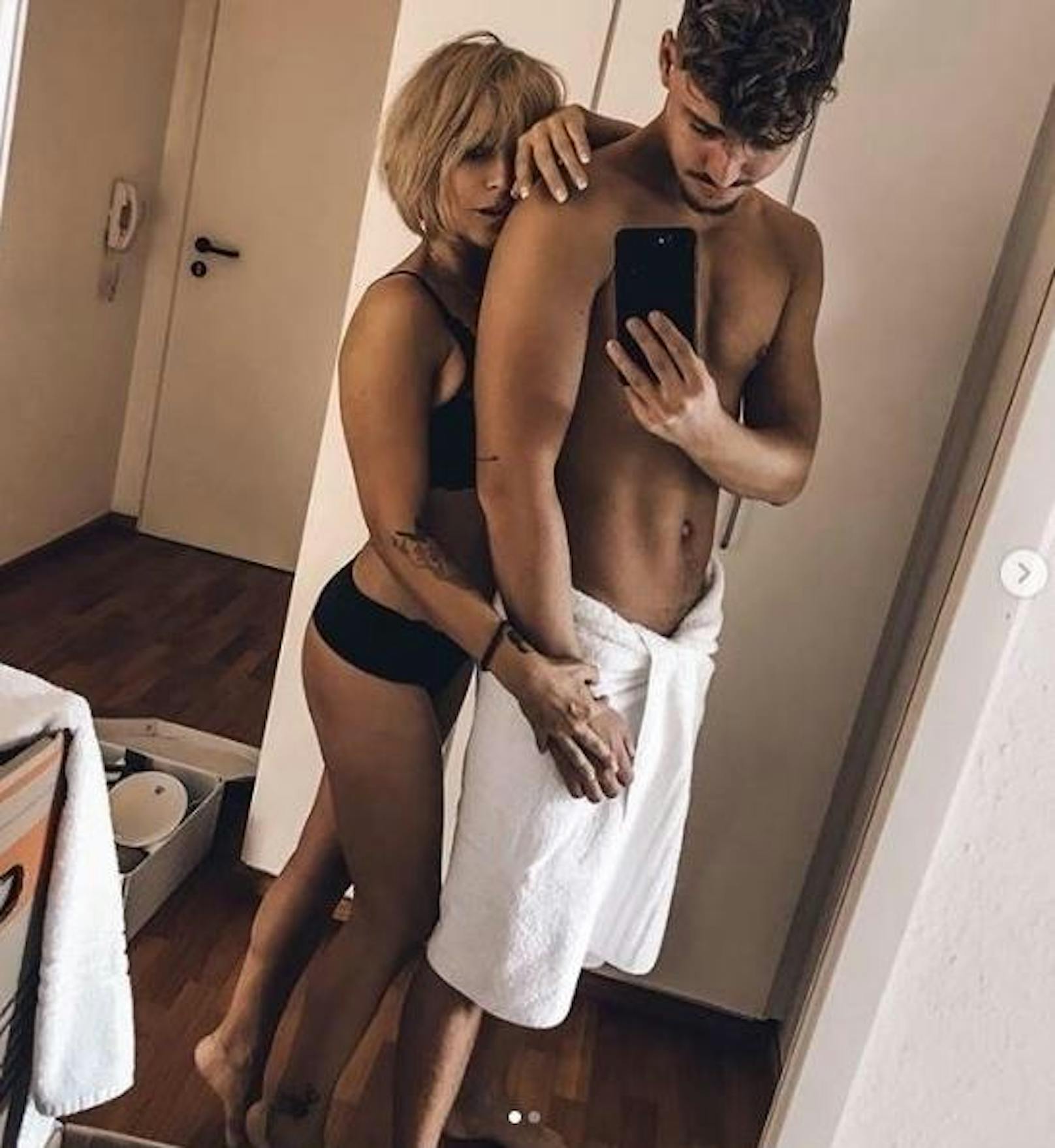 24.09.2018: Schlagerstar Michelle zeigt sich mit ihrem Lover Karsten Walter auf einem extrem heißen Instagram-Pic. "Guten Morgen Welt", schreibt die 46-Jährige dazu.