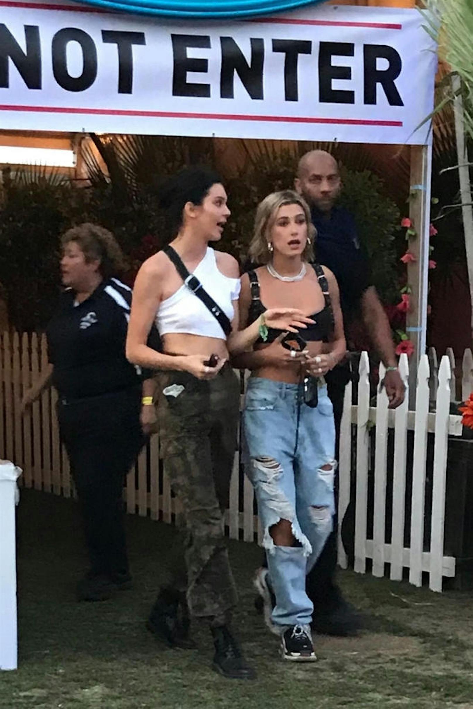 Kendall Jenner and Hailey Baldwin wagen sich gemeinsam aus der VIP-Area