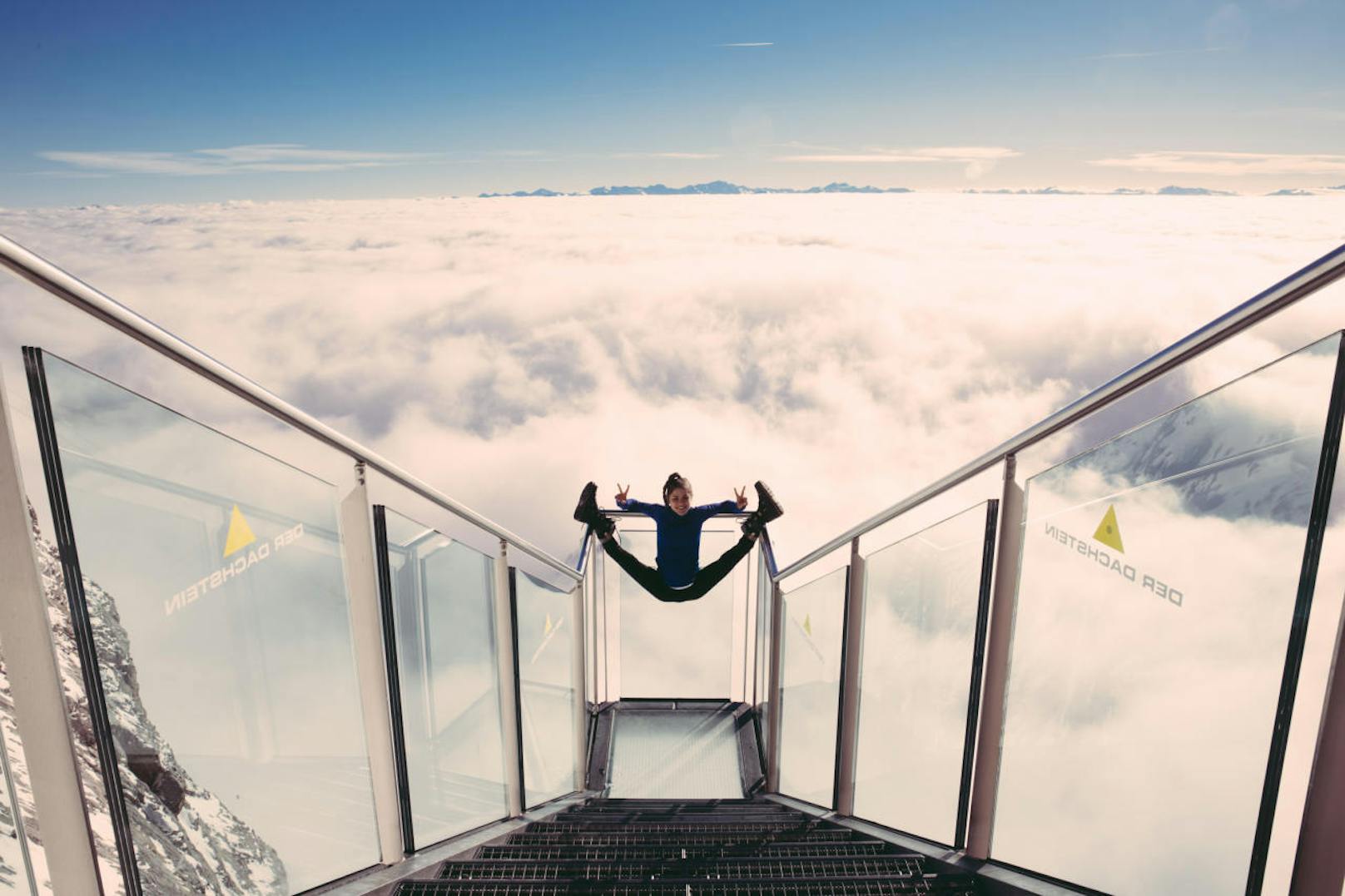 Stefanie Millinger am Skywalk Dachstein.