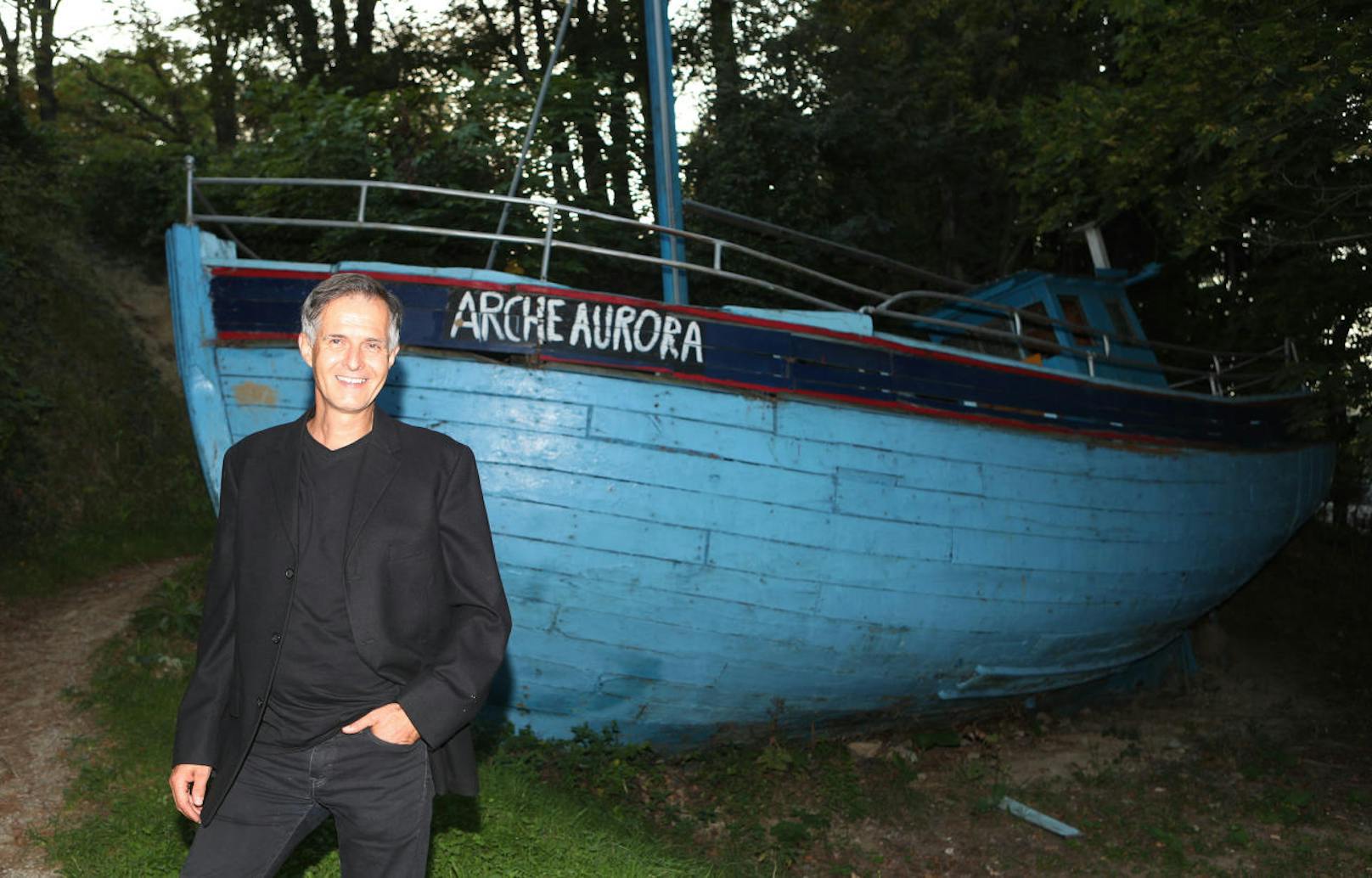 Nahe der "Arche Aurora" - einem alten Fischkutter mitten am Wilhelminenberg -, die in Peters Krimi zur "Titanic für Zyniker" wird, entledigt sich der Autor gleich zwei seiner Buchcharaktere. (c) Christian Ort