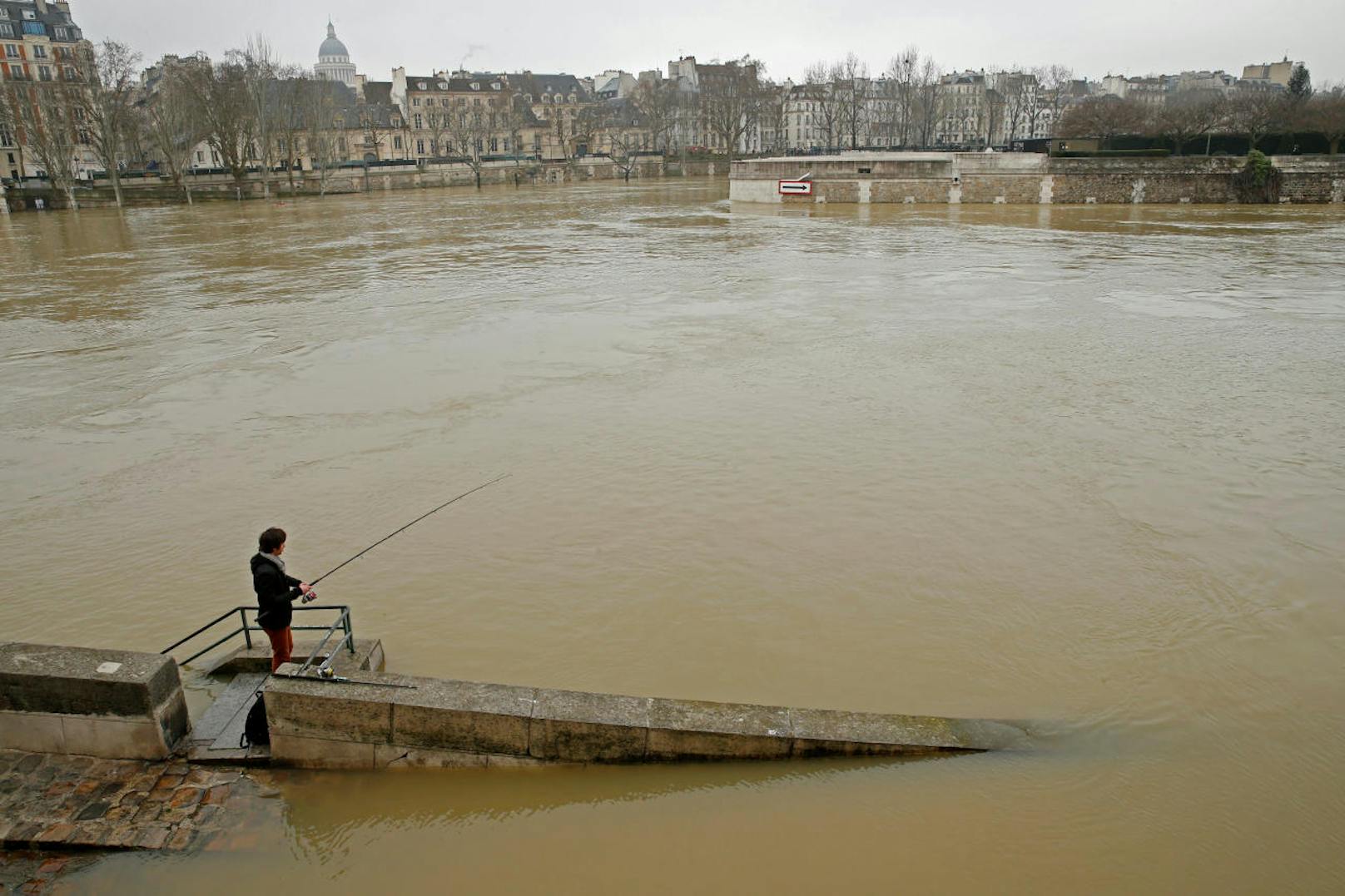 Ungefähr 1000 Menschen wurden in und um Paris aus ihren Häusern evakuiert, etwa 1500 Häuser mussten ohne Strom auskommen.