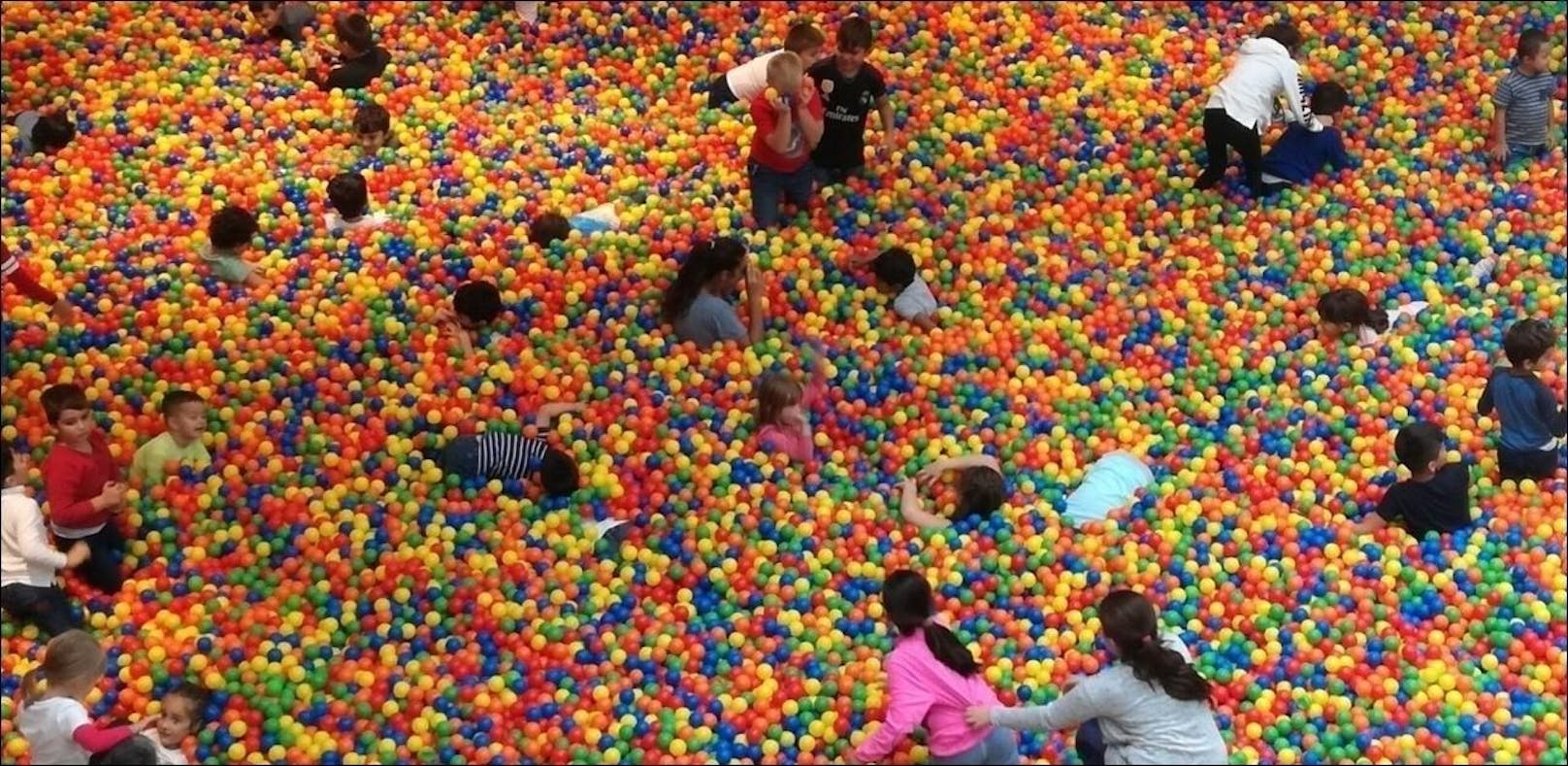 Das weckt das Kind in uns! Ein Wiener Einkaufszentrum feiert sein Jubiläum mit einem gigantischen Bällebad, in das auch Erwachsene dürfen.