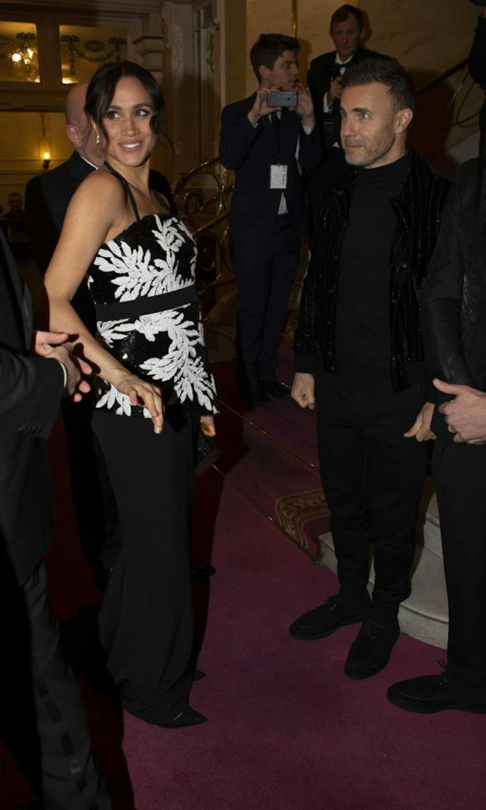 Meghan traf die britische Kultband"Take That" auf einer Wohltätigkeitsveranstaltung im London Palladium.