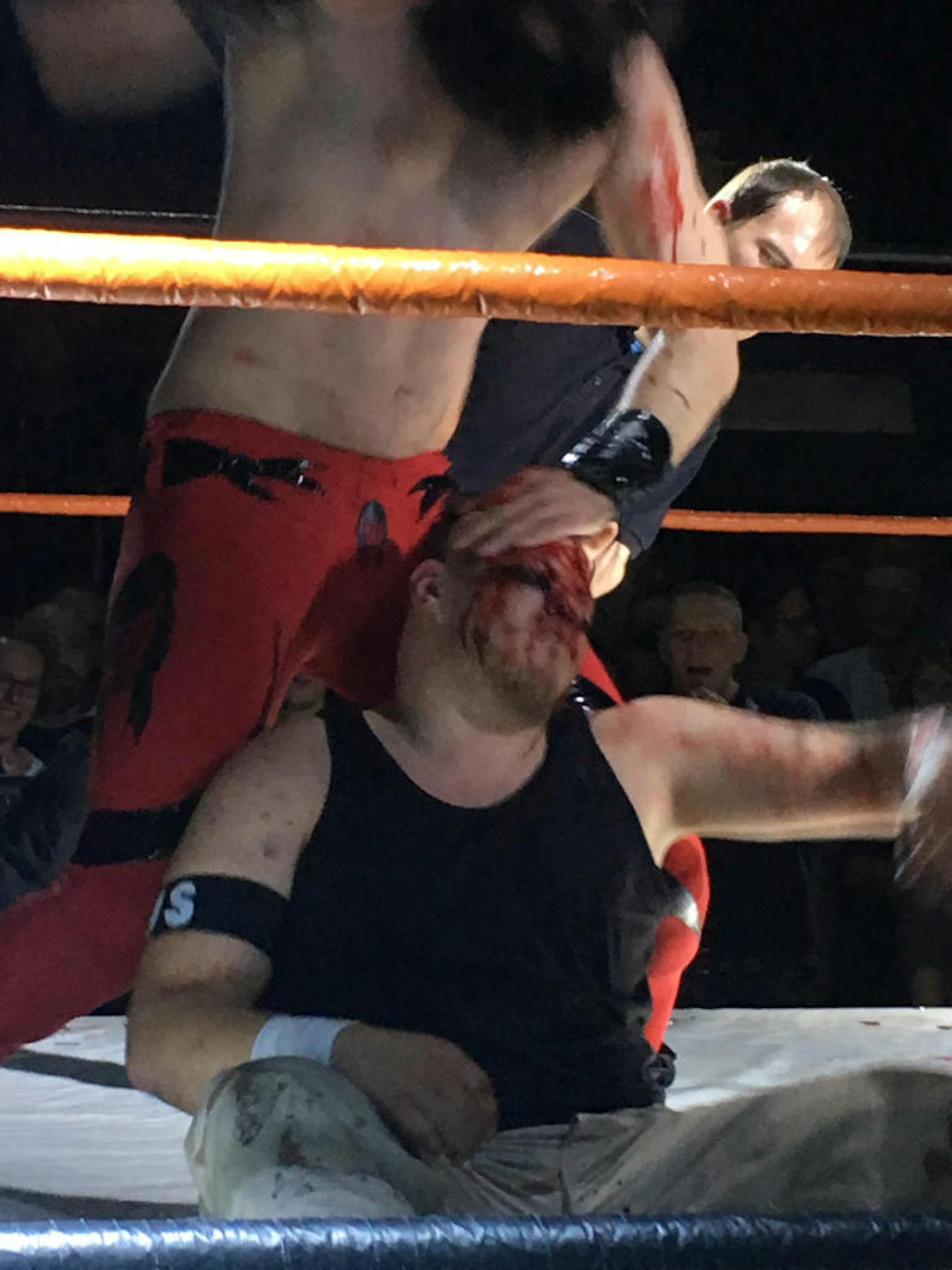 Diese Blut-Wrestling-Show sorgt in Deutschland für Aufregung. Foto: Enrico Ahlig / BILD