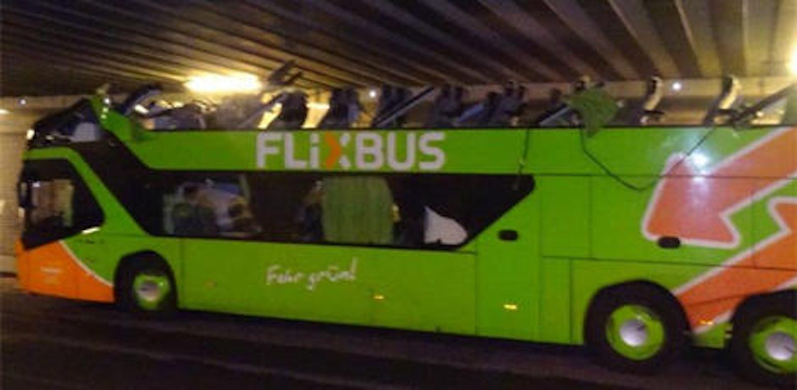 Flixbus: Das Dach wurde komplett abgerissen.