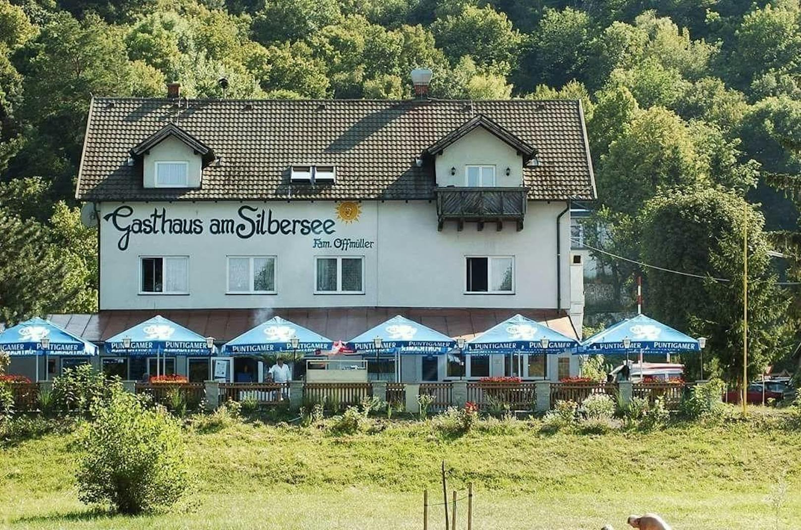 Das Gasthaus am Silbersee lockt im Sommer mit großzügiger Terrasse und Weitblick über Silbersee und Donau.