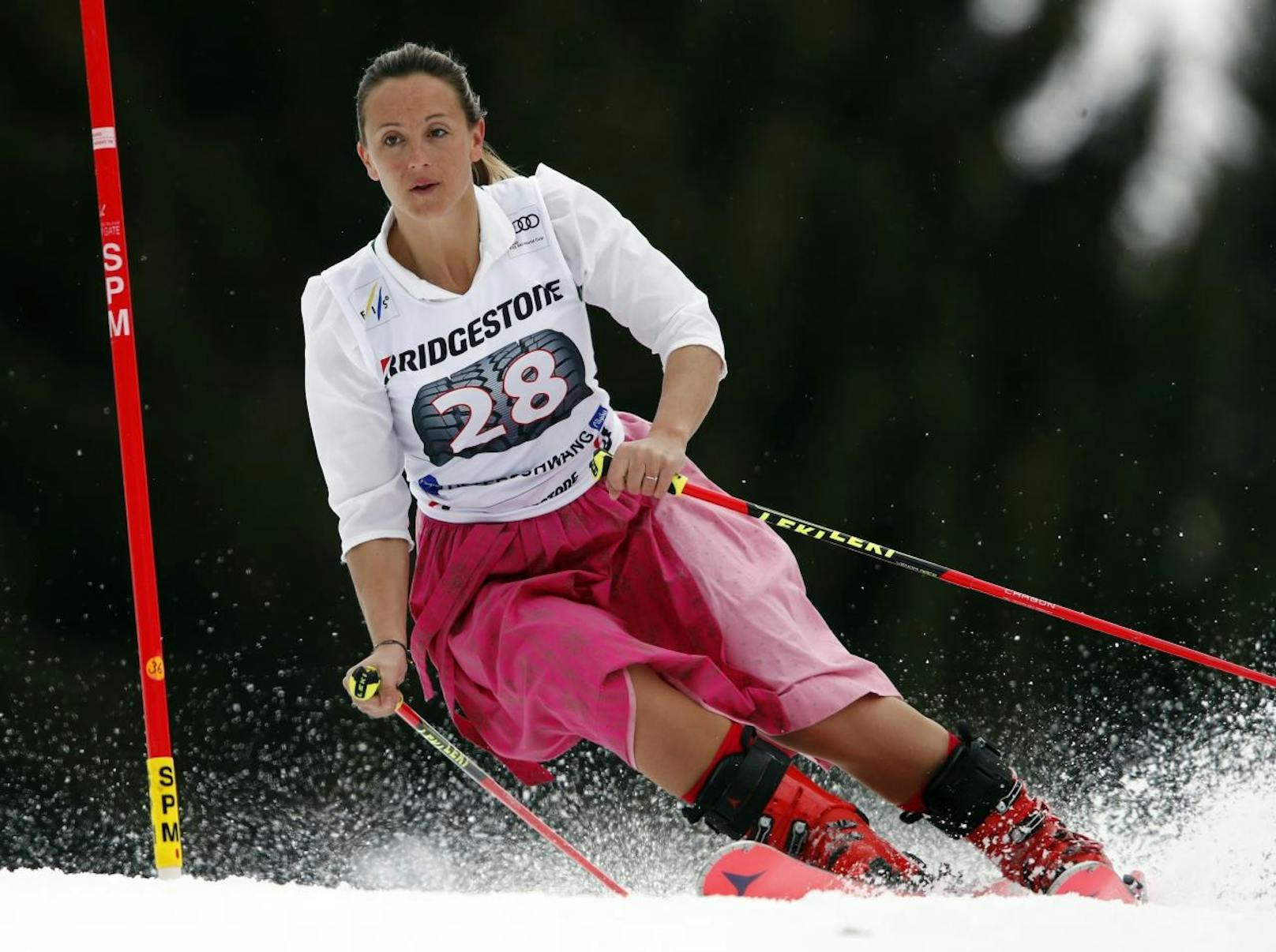Michaela Kirchgasser verabschiedet sich im Kleid vom Ski-Weltcup.
