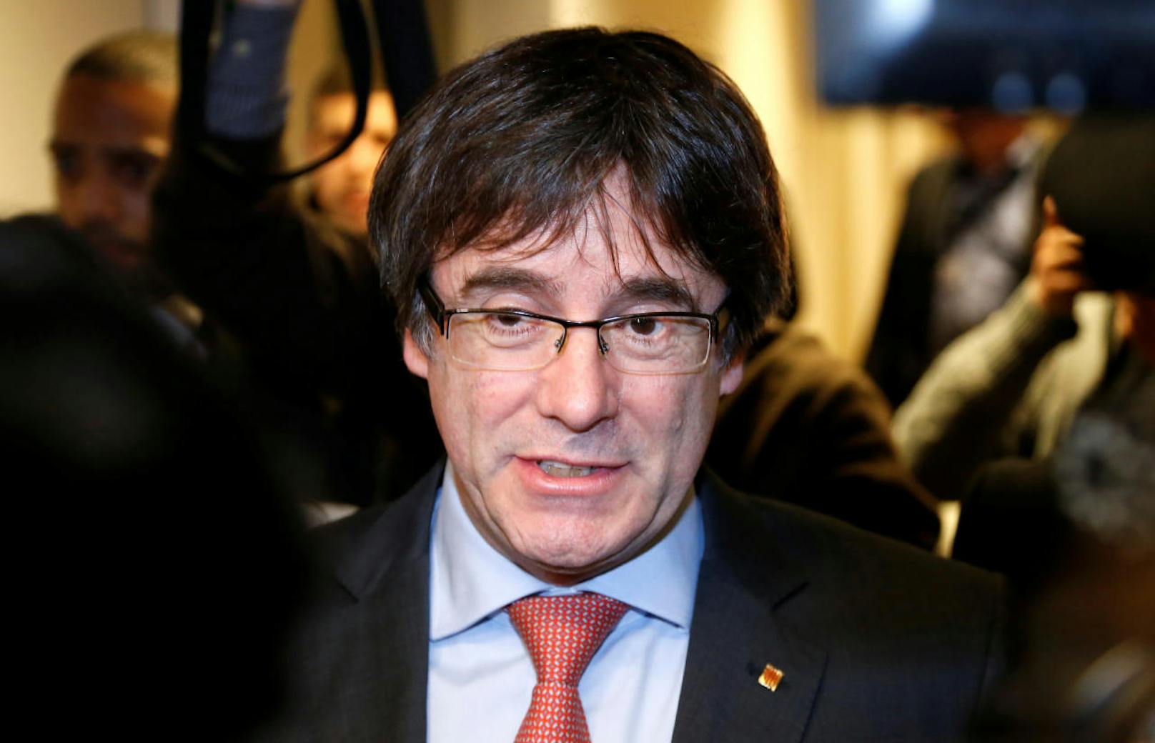 Die Wahl gilt als höchst ungewöhnlich, da einige Kandidaten unter dem Vorwurf der Rebellion im Gefängnis sitzen und Ex-Regionalpräsident Carles Puigdemont nach Brüssel ins Exil gereist war, um einer Festnahme zu entgehen.