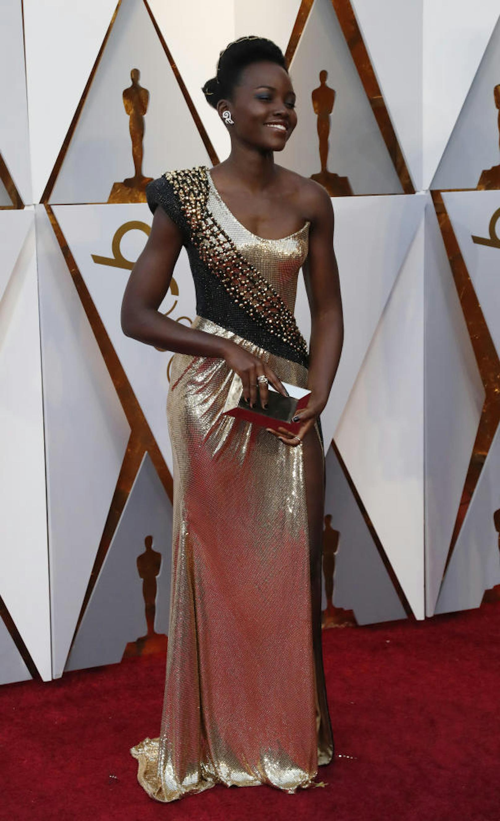 <b>Lupita Nyong'o</b>, die einst als die große Modehoffnung Hollywoods galt, zeigte, wann man von Metallic-Tönen besser die Finger lassen sollte. Fazit: Ein bisschen zu viel Gold, ein bisschen zu viel Asymmetrie, ein bisschen zu viel Schnickschnack.