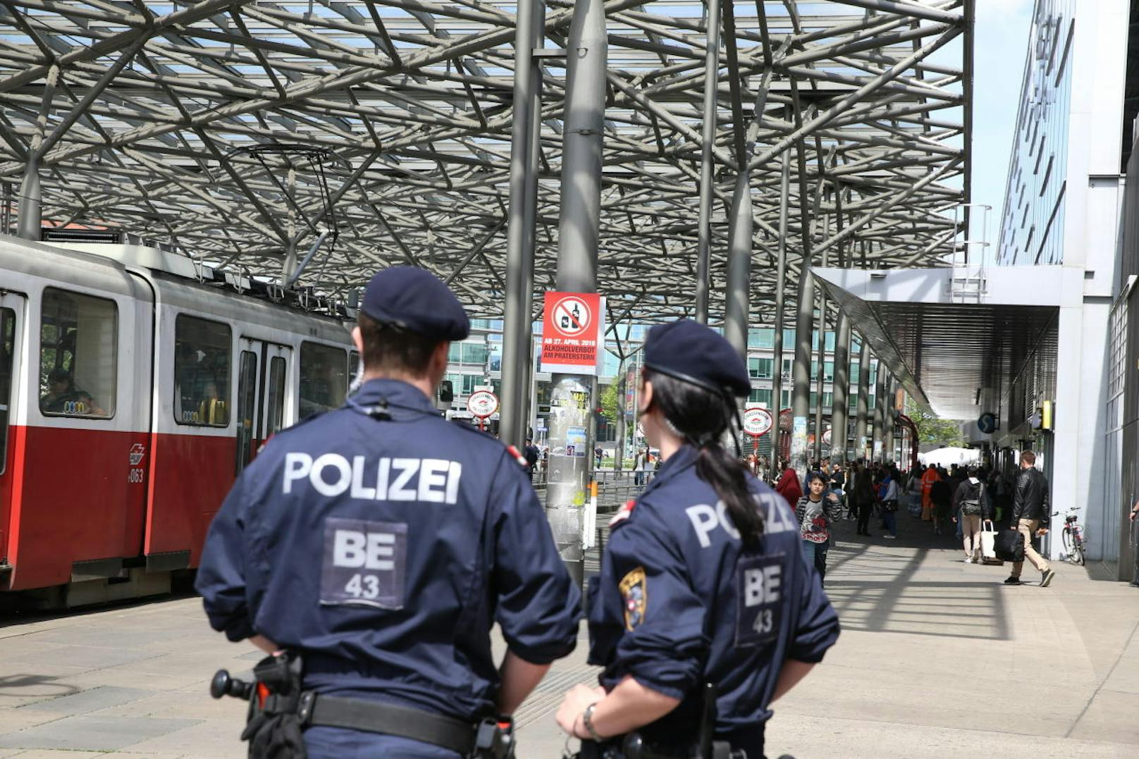 Seit 27. April gilt am Wiener Öffi-Knoten Praterstern ein Alkoholverbot. Die Polizei kontrollierte bereits am ersten Tag streng, rund 20 Polizisten und auch vier Diensthunde waren im Einsatz. Es kam am Vormittag zu einer Festnahme.