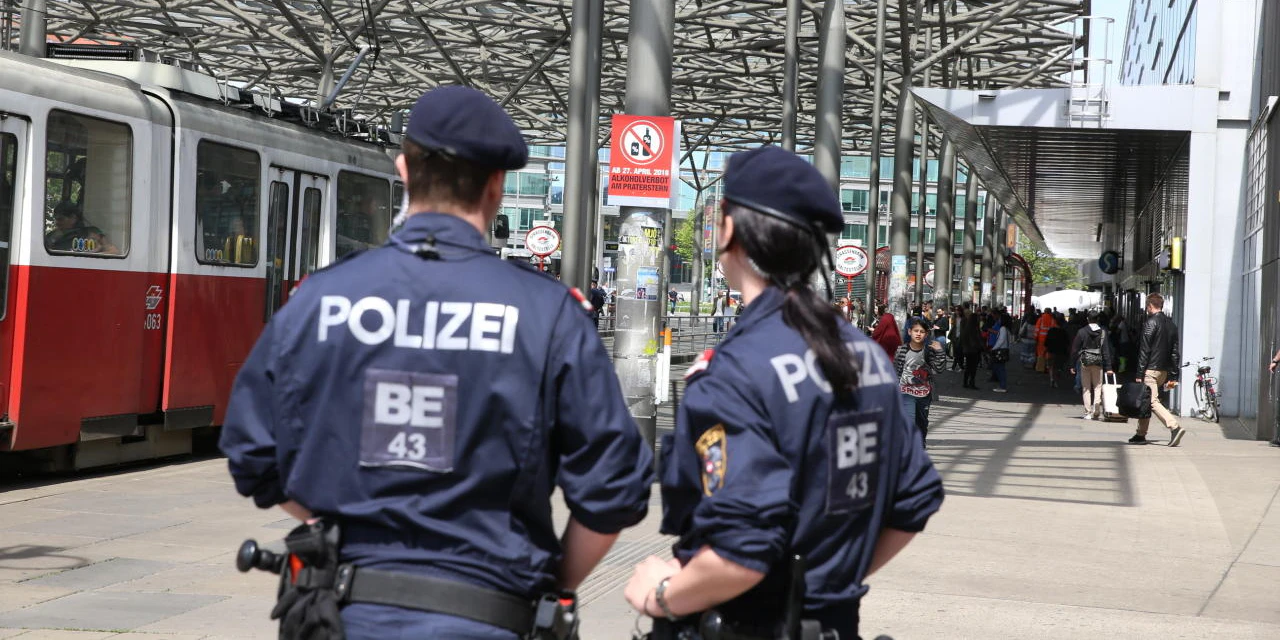 Seit 27. April gilt am Wiener Öffi-Knoten Praterstern ein Alkoholverbot. Die Polizei kontrollierte bereits am ersten Tag streng, rund 20 Polizisten und auch vier Diensthunde waren im Einsatz. Es kam am Vormittag zu einer Festnahme.