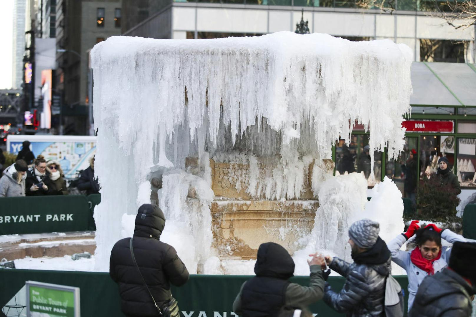 In New York City froren reihenweise die Brunnen ein.